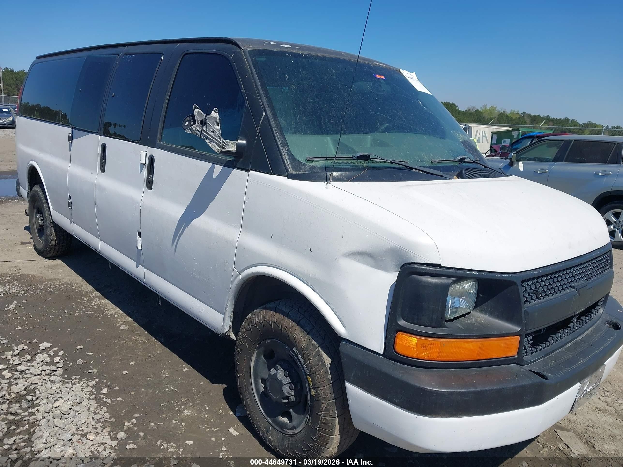 2005 Chevrolet Express Passenger, VIN 1GAHG39U551180494 — Front end