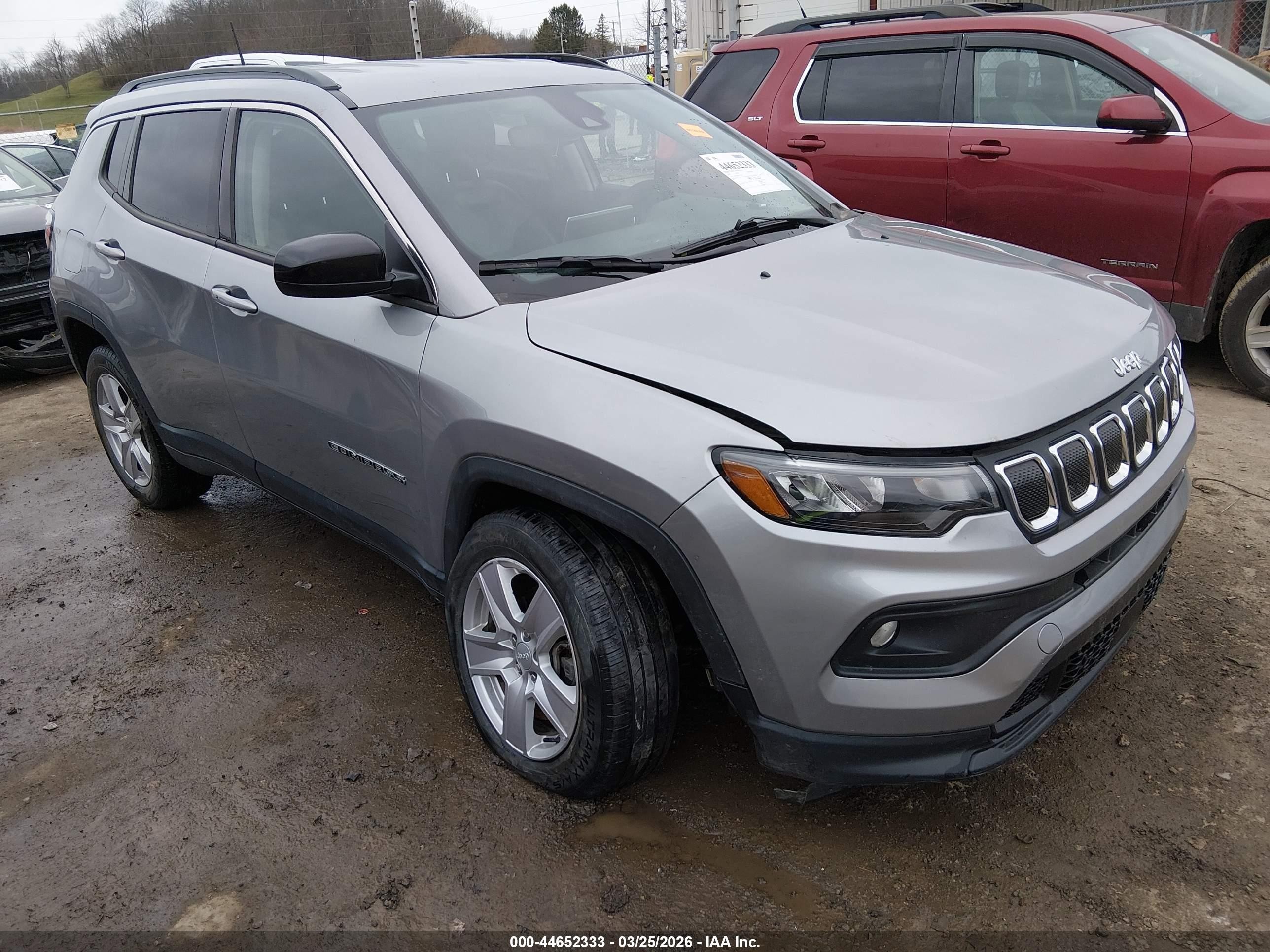 2022 Jeep Compass Latitude, VIN 3C4NJDBB1NT232495 — Front end