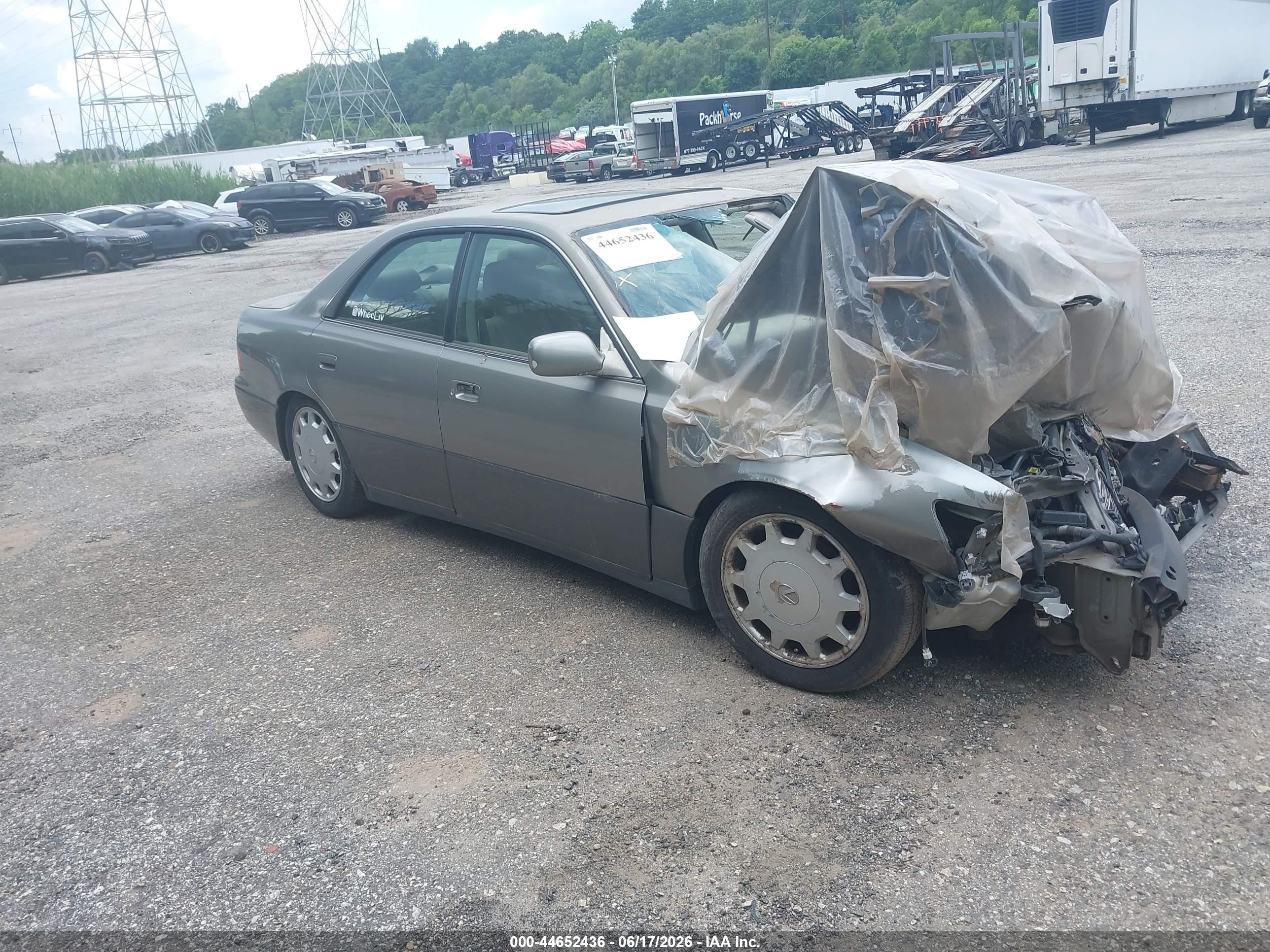 1997 Lexus ES 300, VIN JT8BF22GXV0043537 — Перед
