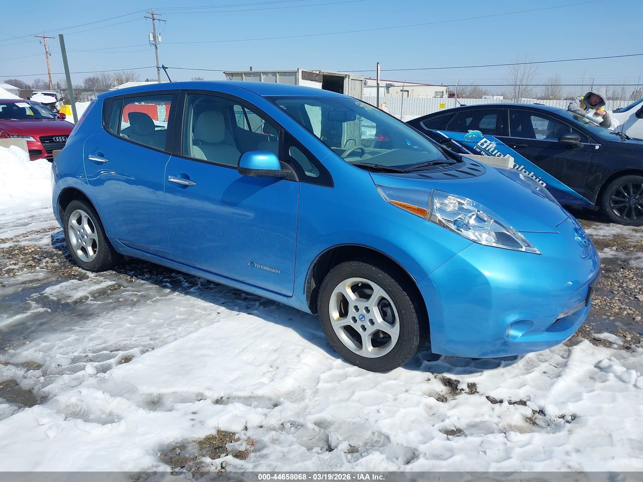 2013 Nissan LEAF S, VIN 1N4AZ0CP9DC418232 — Front end