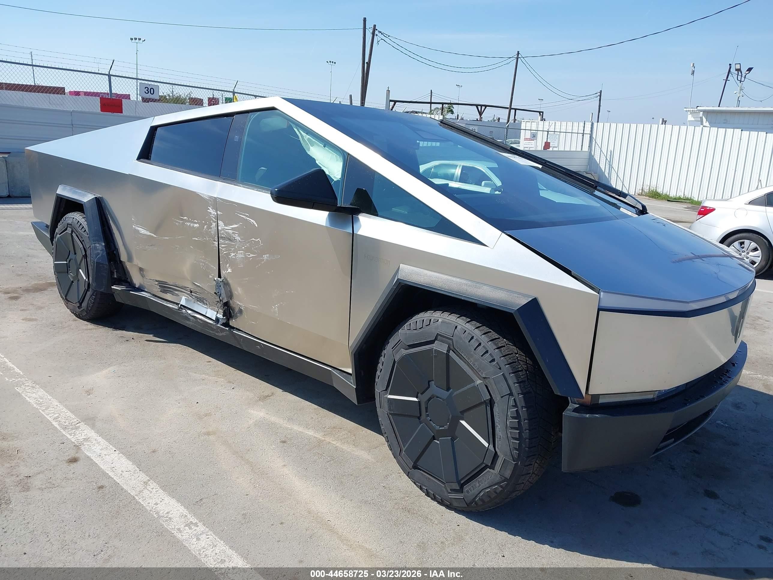 2024 Tesla Cybertruck, VIN 7G2CEHEDXRA006762 — Side