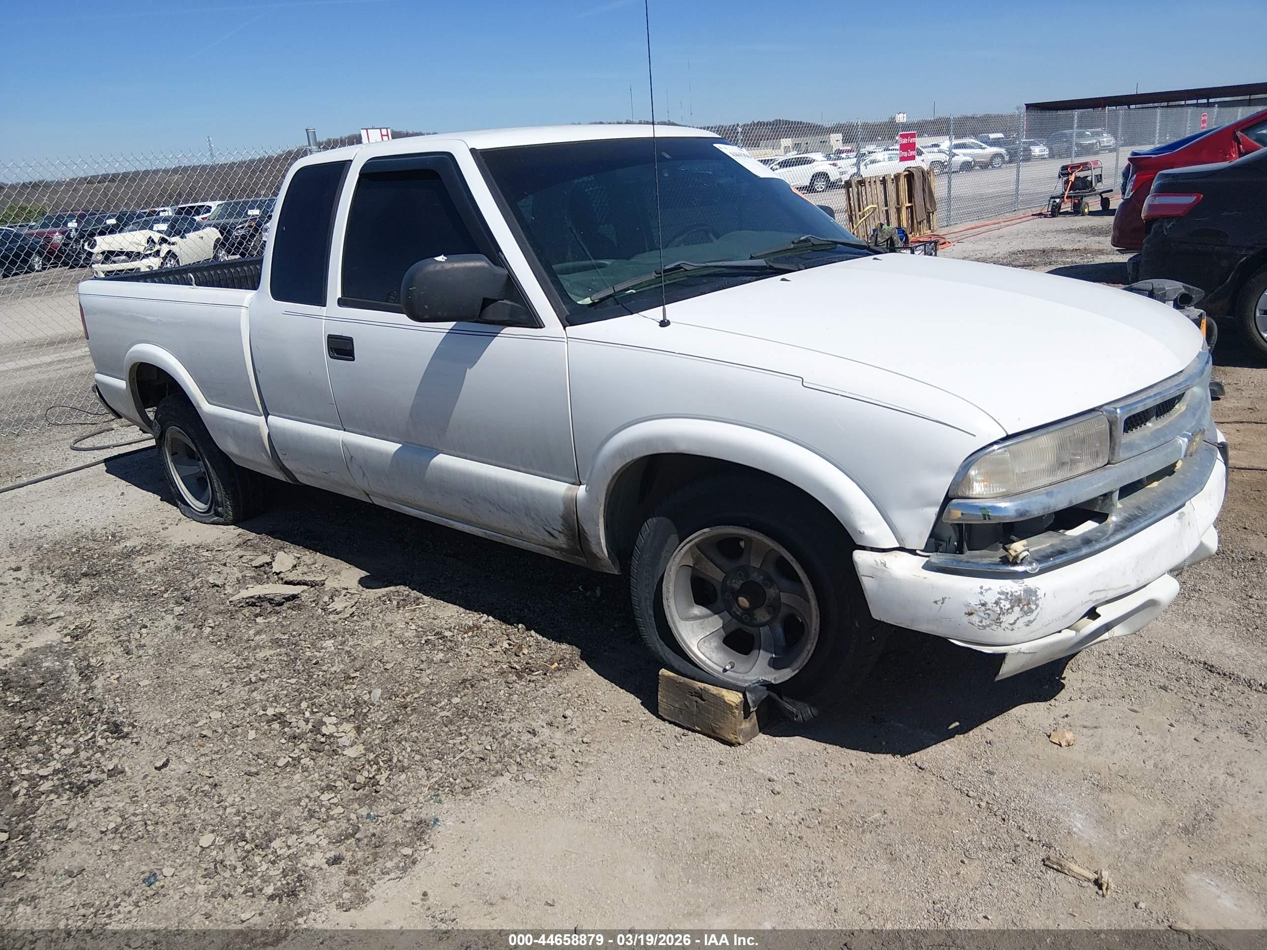 1998 Chevrolet S-10 LS, VIN 1GCCS19X3W8221793 — Front end