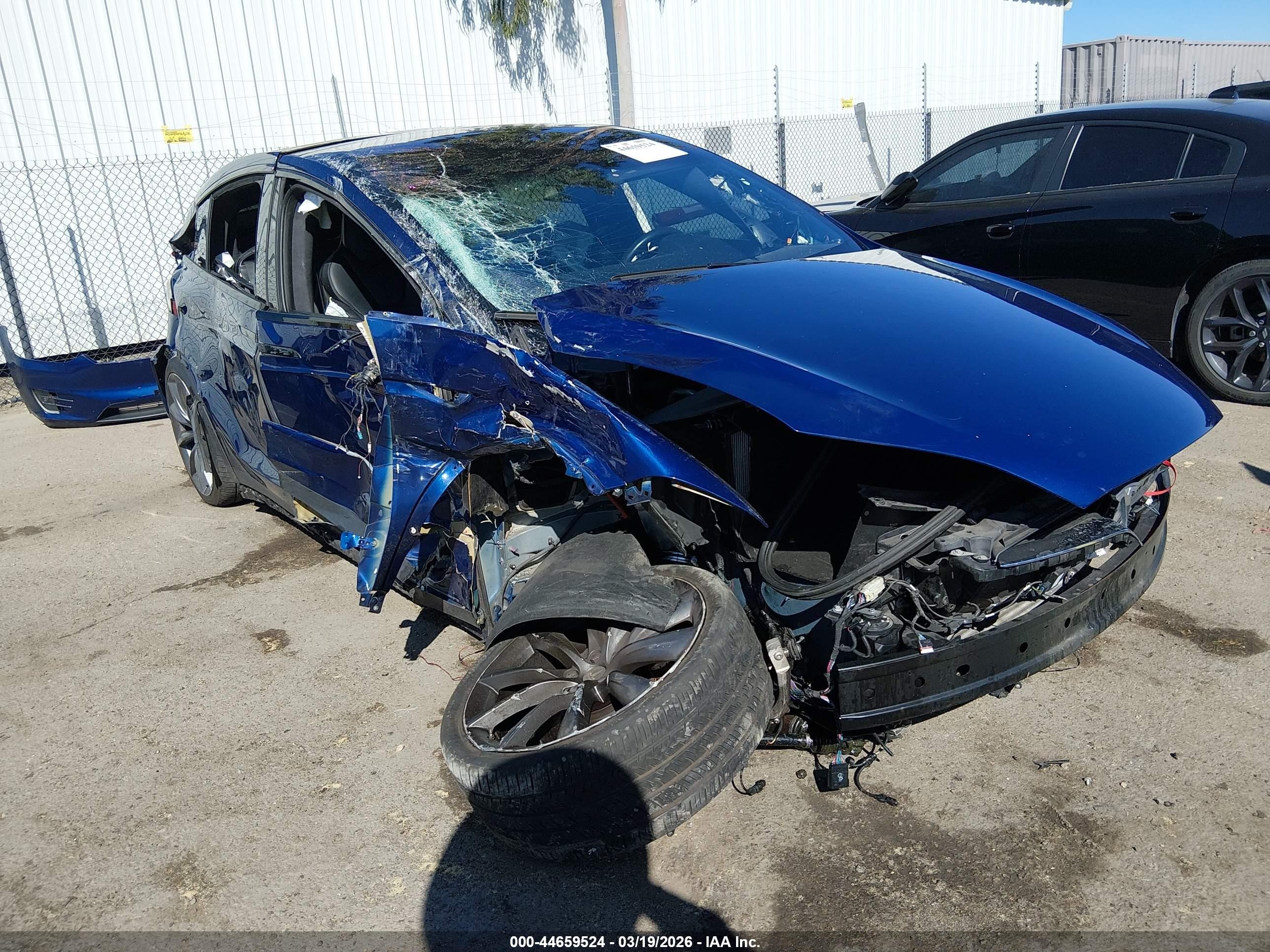 2019 Tesla Model X 75D, VIN 5YJXCDE28KF186365 — Side