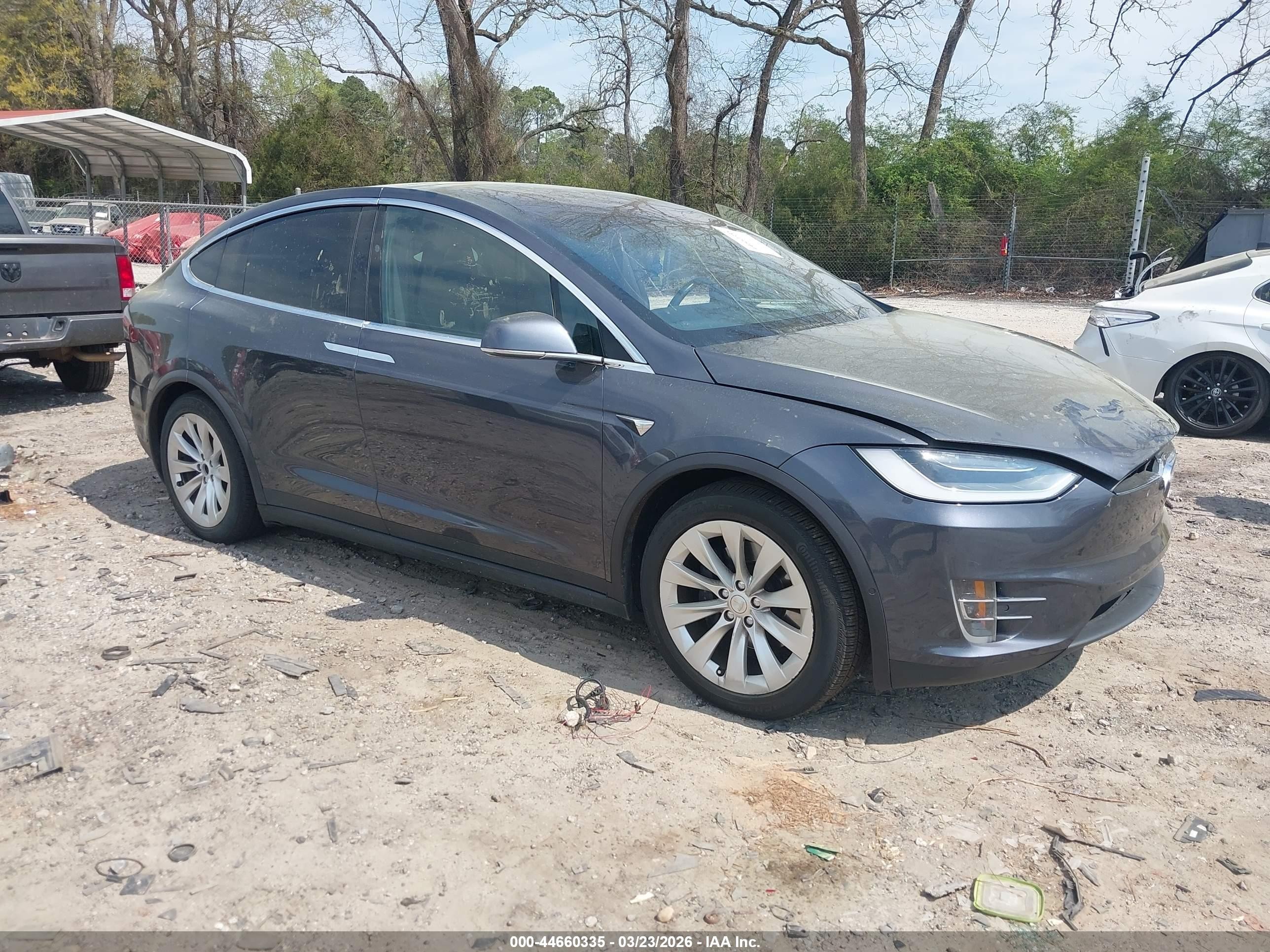 2019 Tesla Model X 75D, VIN 5YJXCDE29KF180249 — Front end