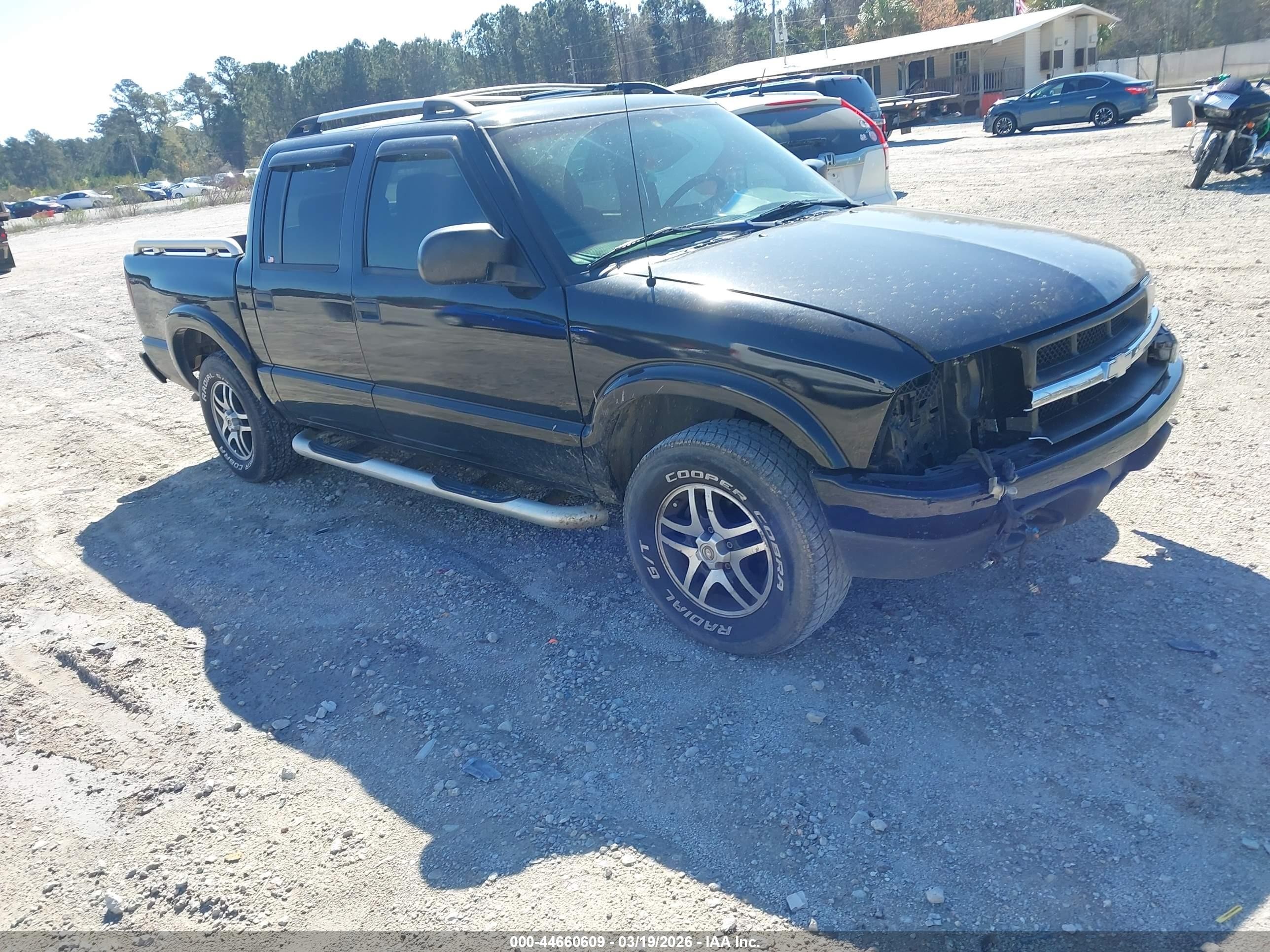 2004 Chevrolet S-10 LS, VIN 1GCDT13X34K102846 — Front end