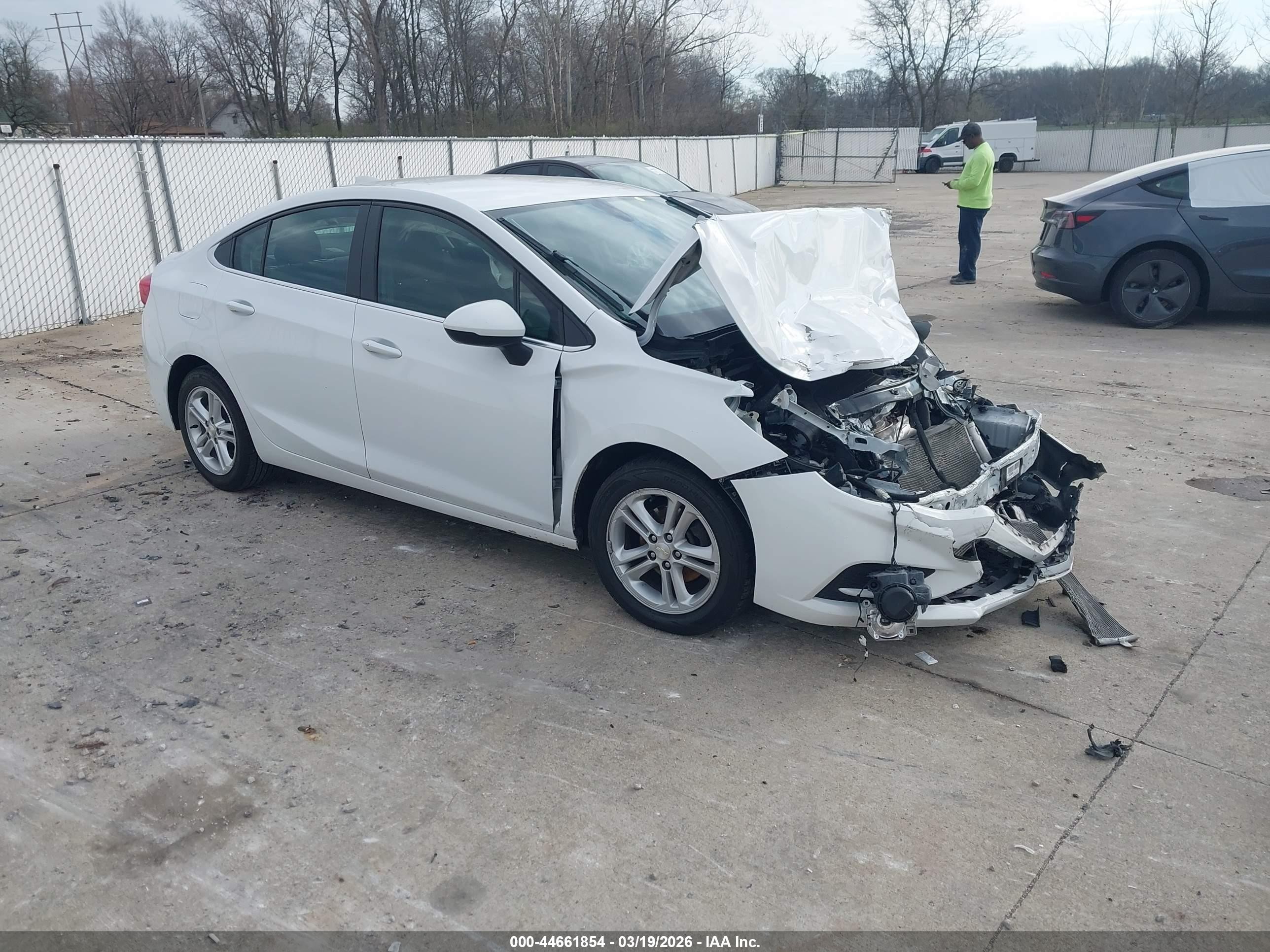 2018 Chevrolet Cruze LT, VIN 1G1BE5SM4J7199837 — Front end