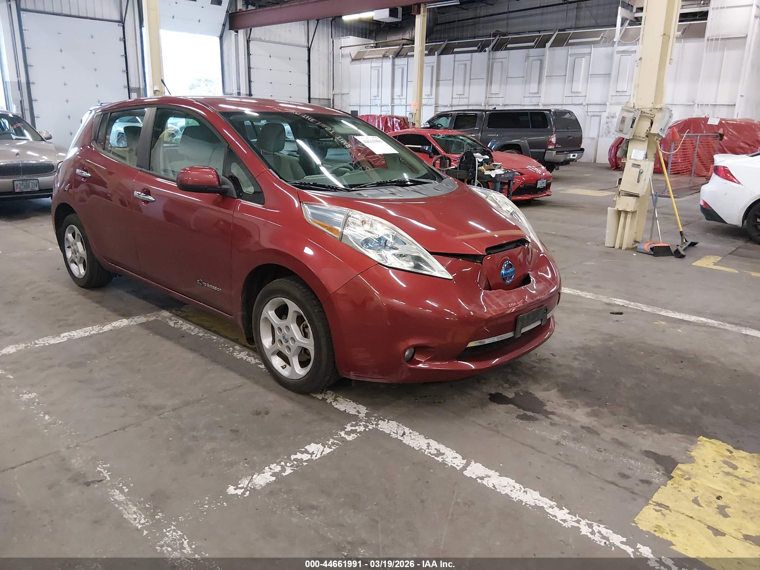 2013 Nissan LEAF SV, VIN 1N4AZ0CP4DC410832 — Front end