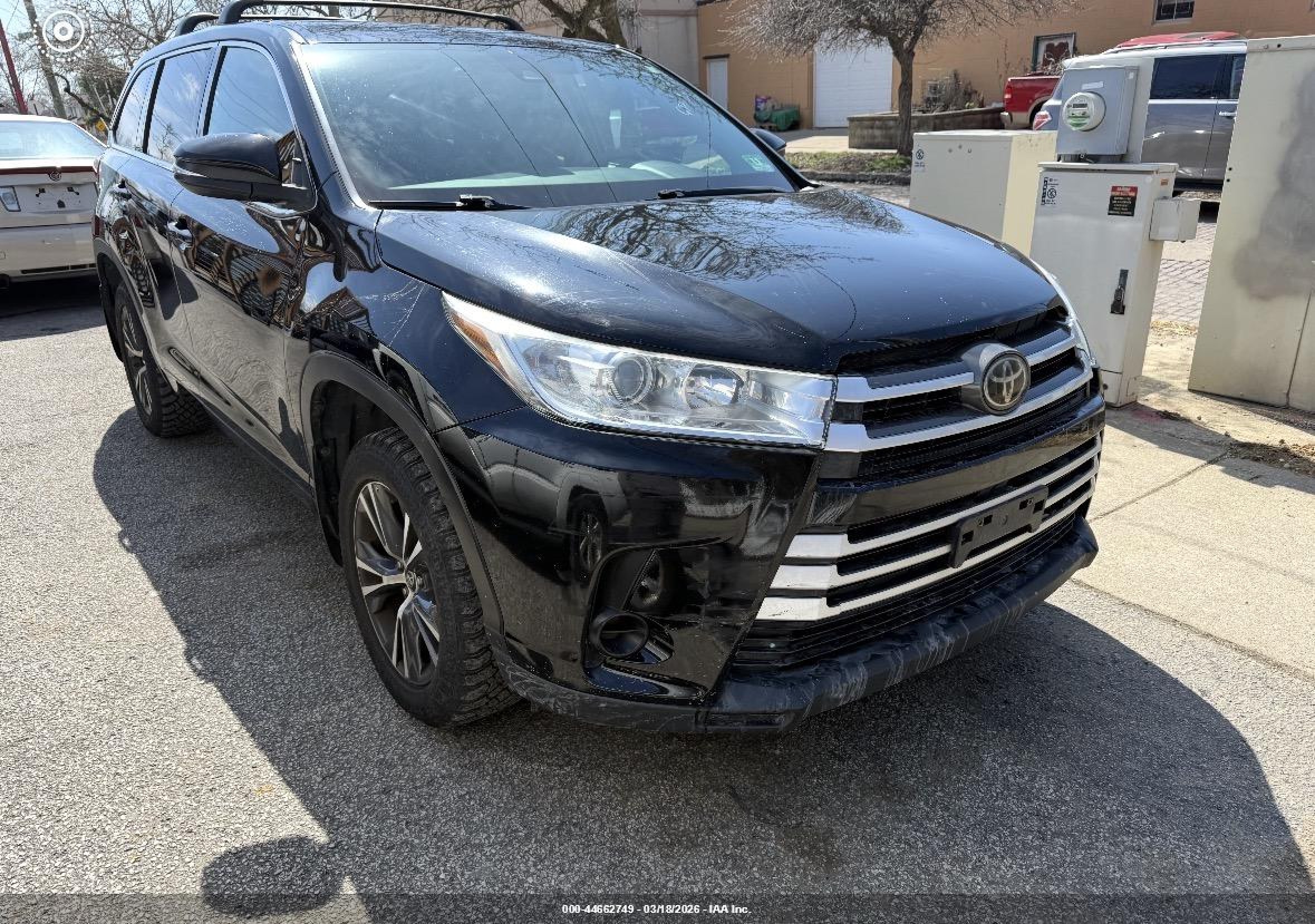 2018 Toyota Highlander LE, VIN 5TDBZRFH1JS883847 — Фото с аукциона