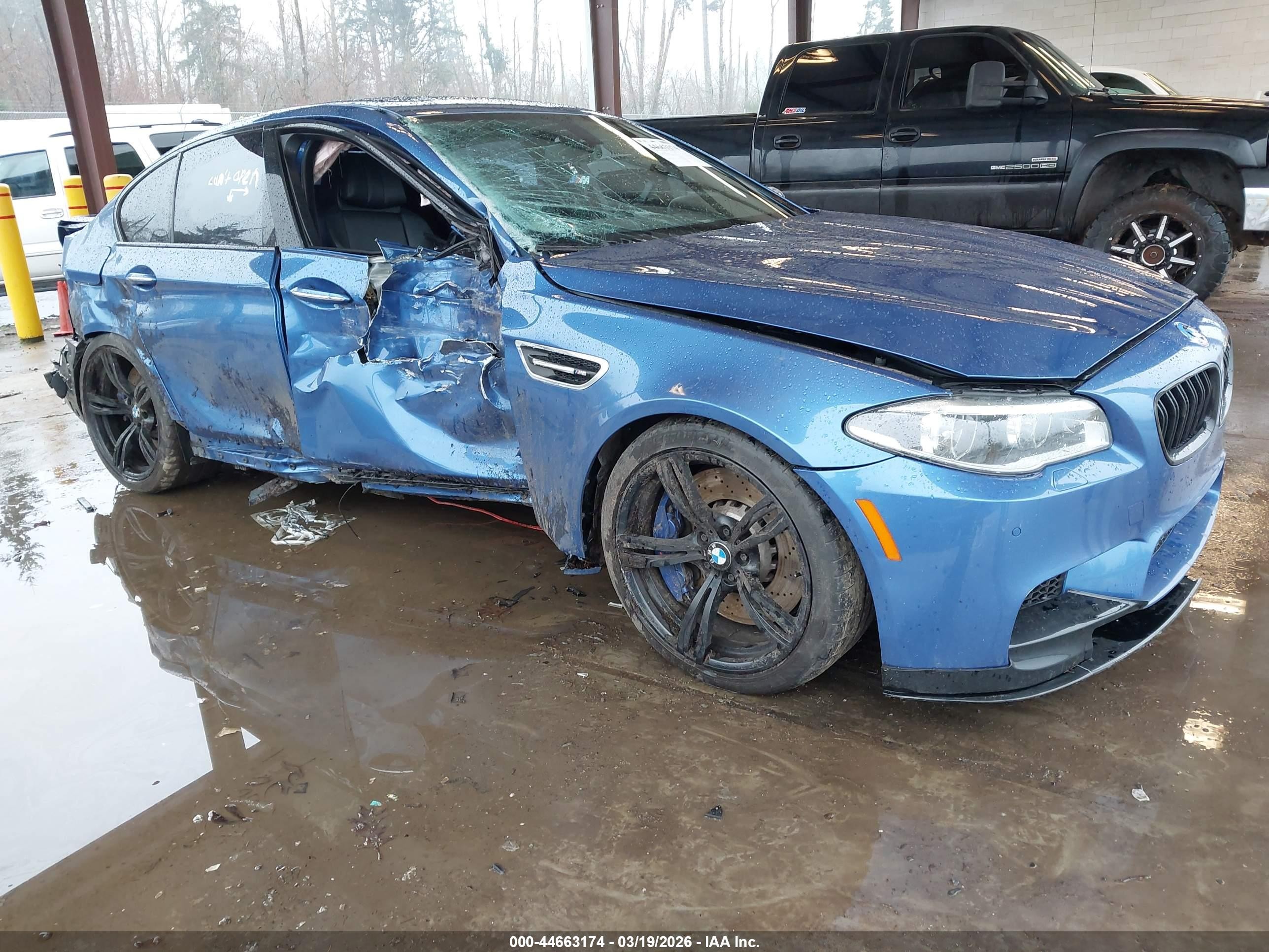 2015 BMW M5, VIN WBSFV9C53FD594729 — Бок