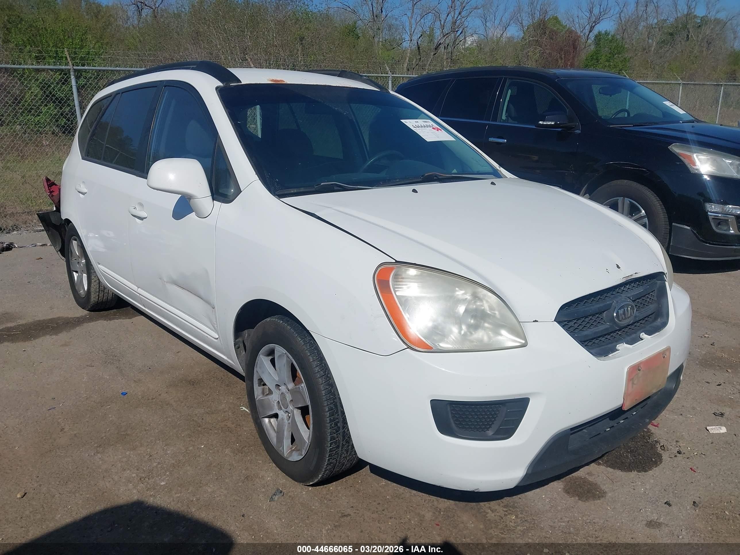 2008 Kia Rondo EX, VIN KNAFG526X87136592 — Зад