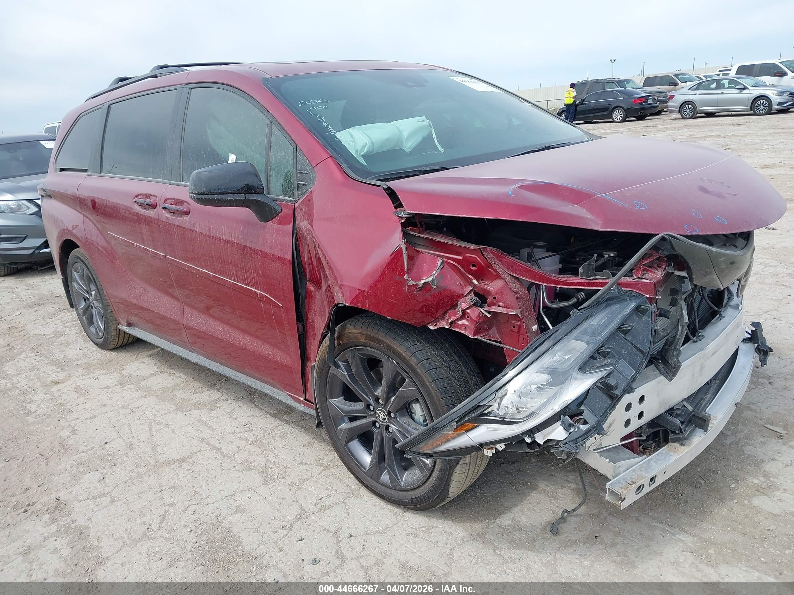 2026 Toyota Sienna XSE, VIN 5TDXRKEC7TS298924 — Front end