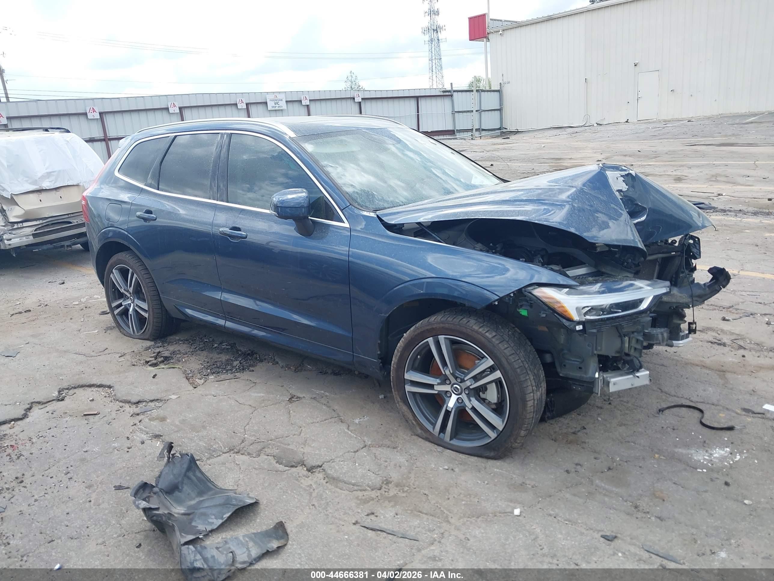 2019 Volvo XC60 Momentum, VIN LYVA22RK7KB220854 — Перед