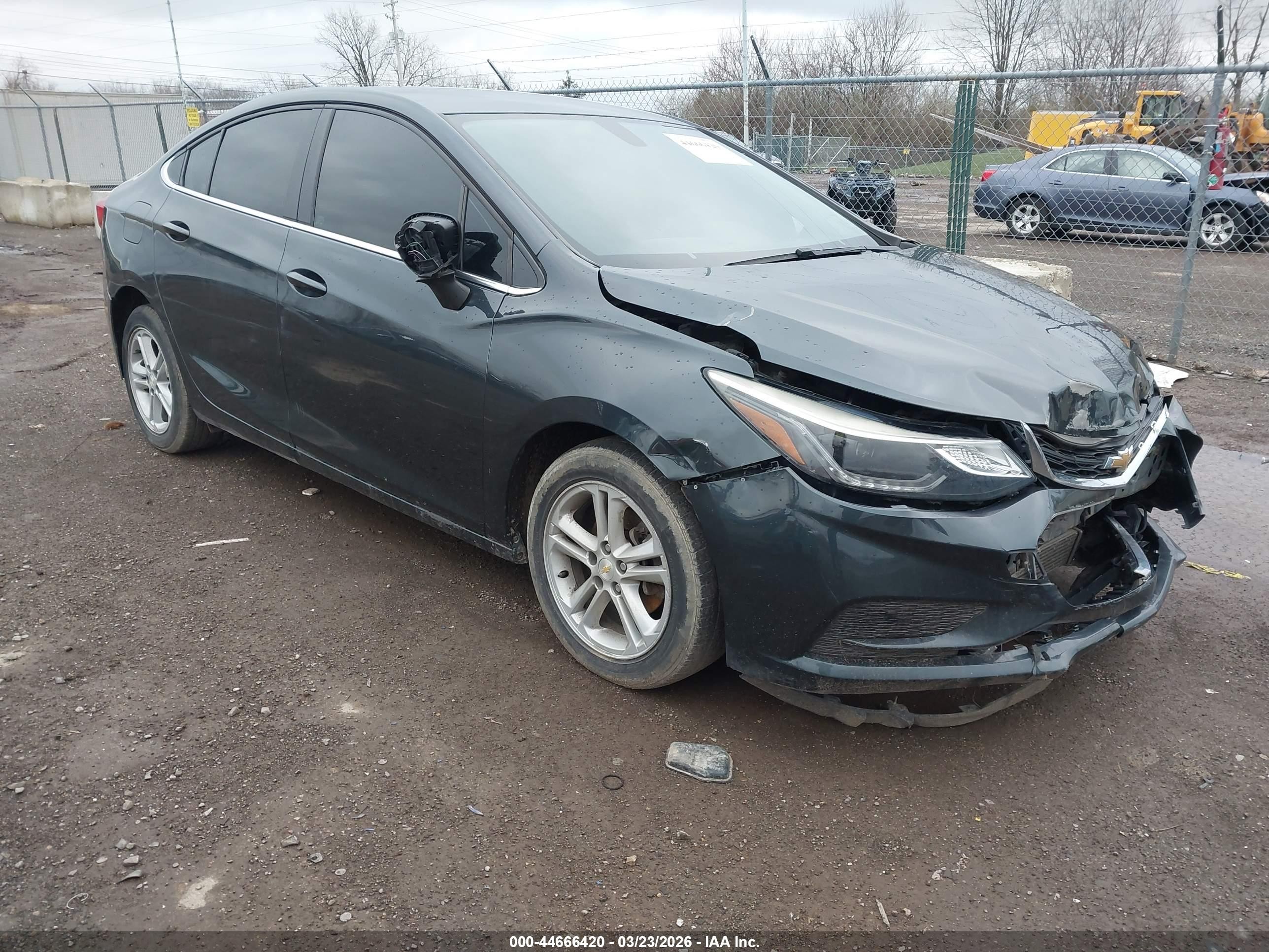 2018 Chevrolet Cruze LT, VIN 1G1BE5SM1J7226363 — Front end