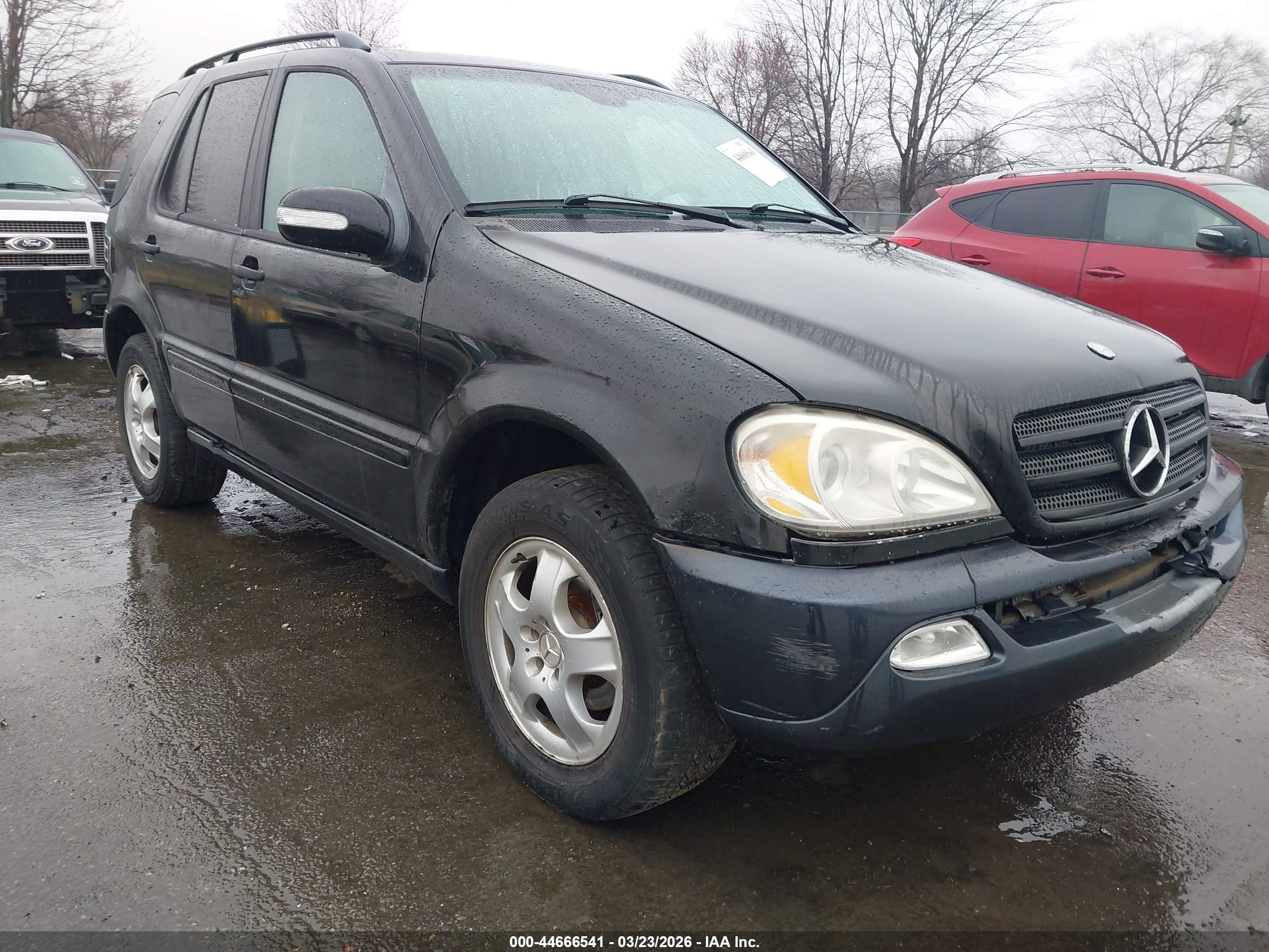 2004 Mercedes-Benz M 350, VIN 4JGAB57E64A461485 — Front end