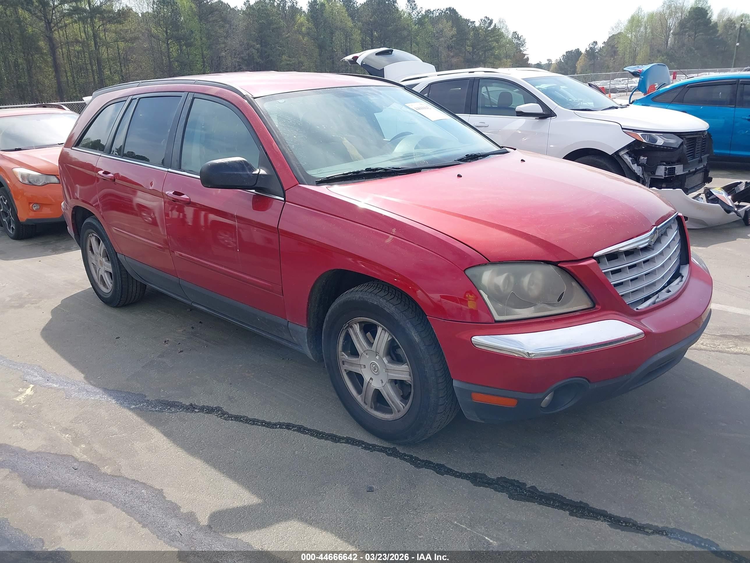 2004 Chrysler Pacifica, VIN 2C8GM68464R379013 — Front end