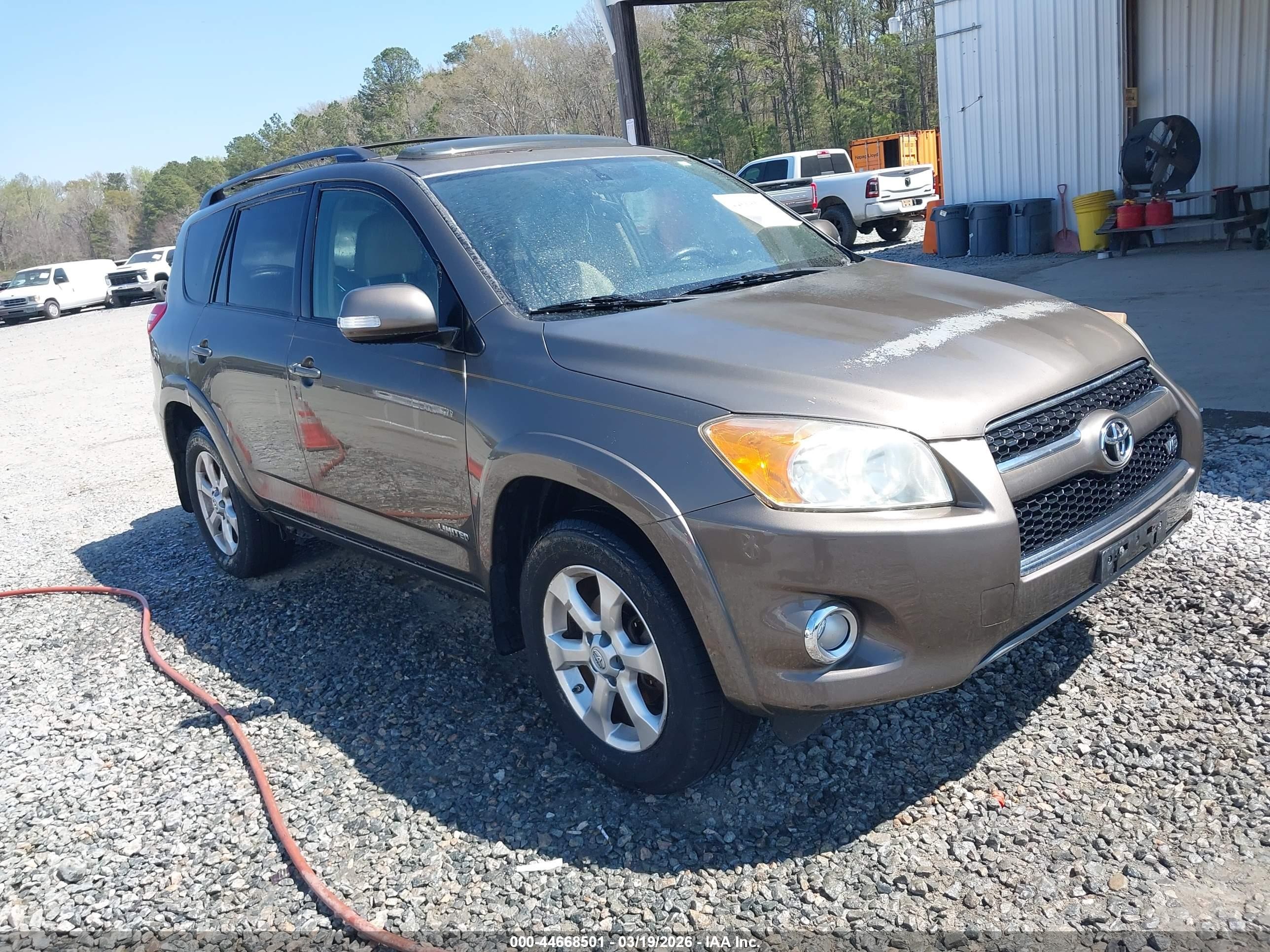 2009 Toyota RAV4 Limited, VIN JTMBK31V995075049 — Перед