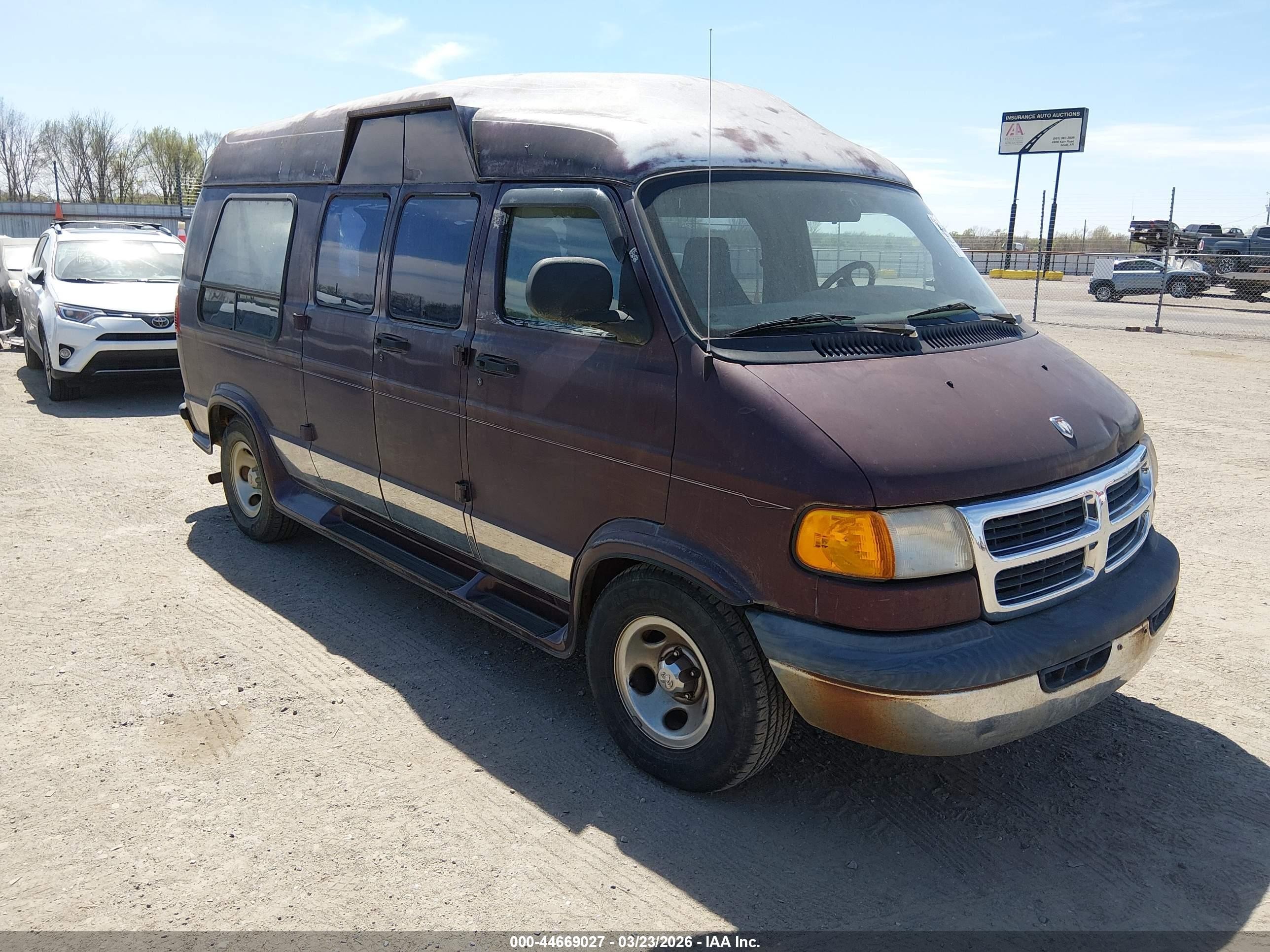 2000 Dodge Cargo Conversion, VIN 2B6HB11ZXYK140801 — Бок