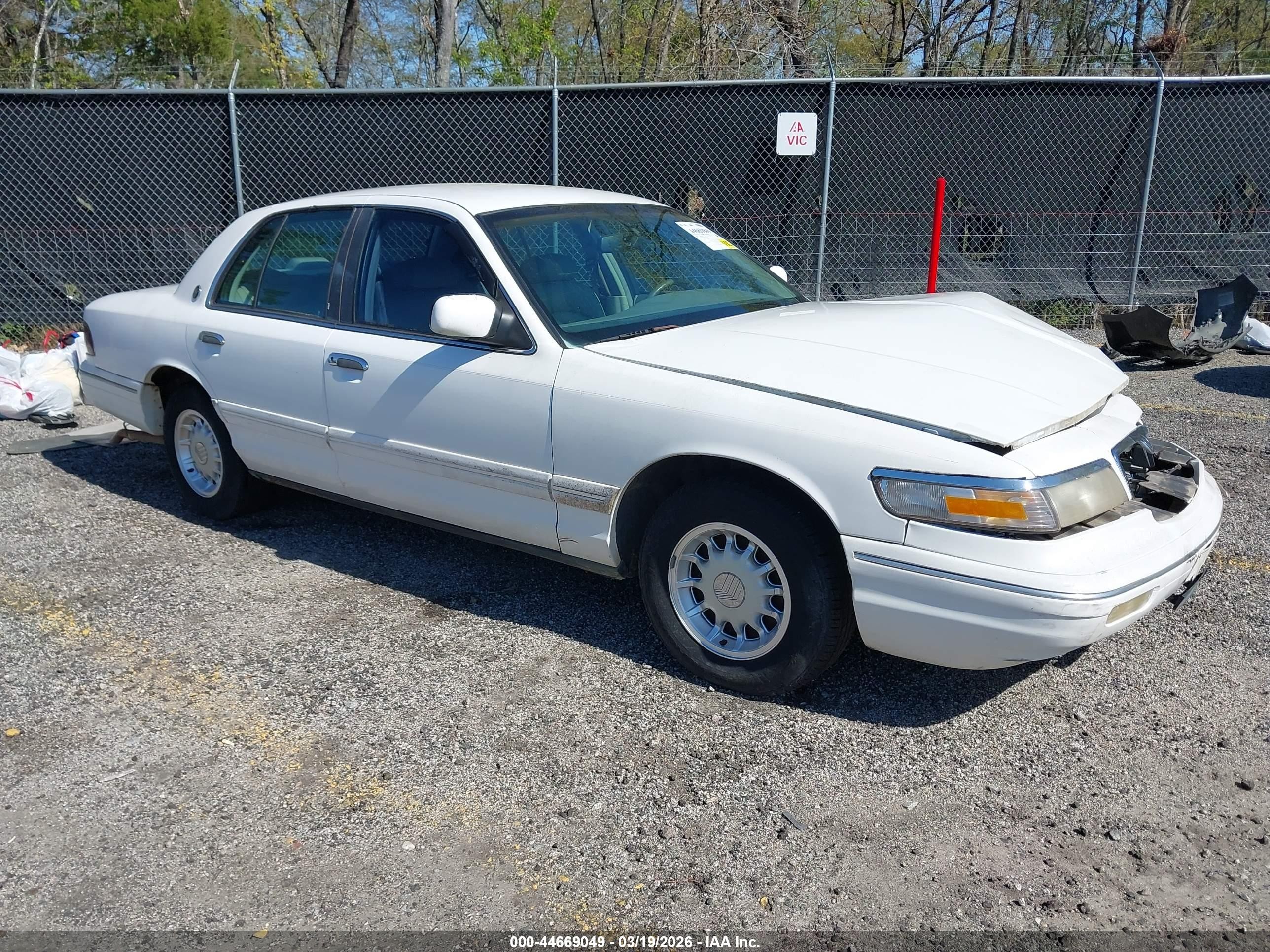 1996 Mercury Grand Marquis LS, VIN 2MELM75W4TX648761 — Перед