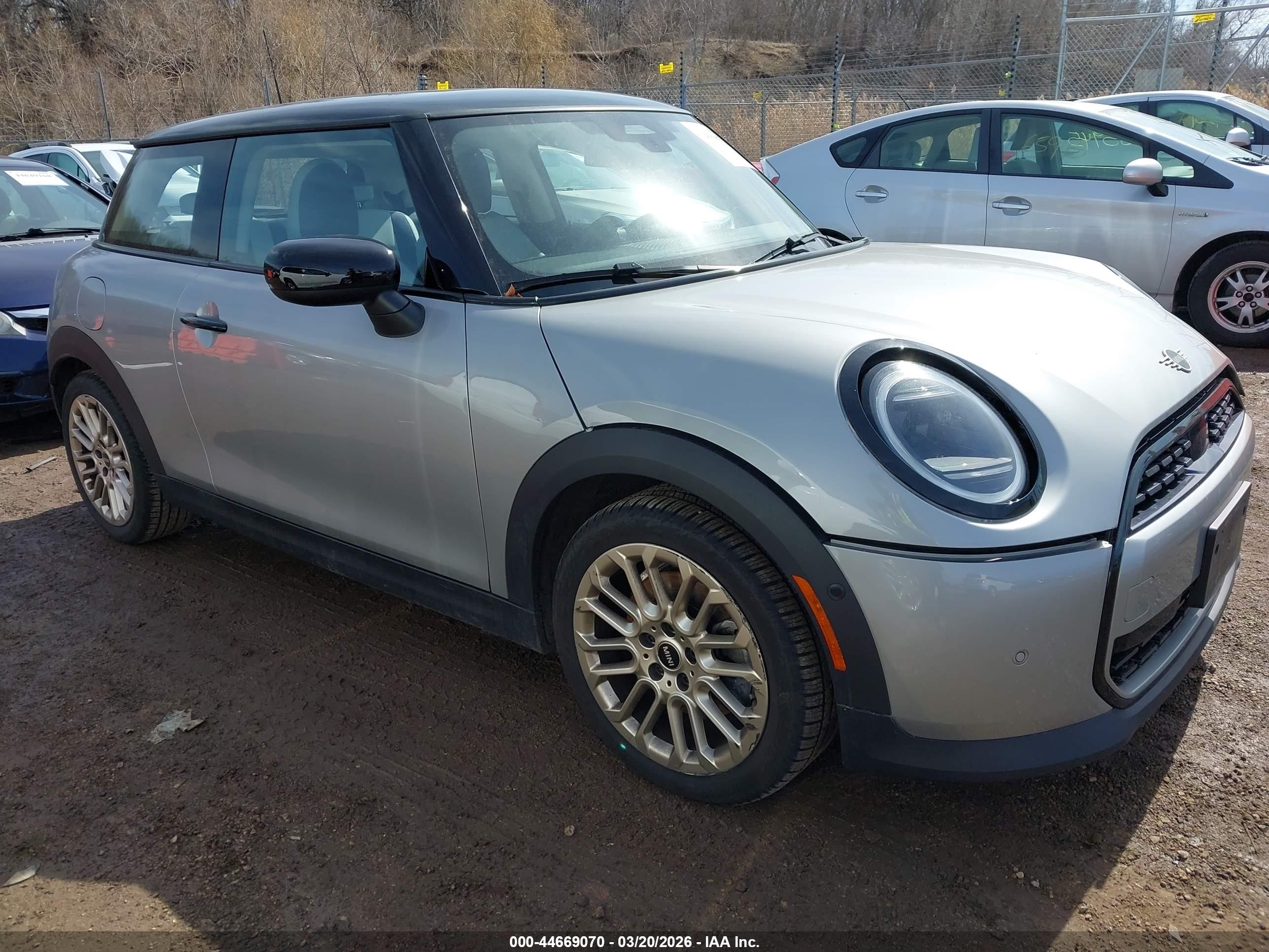 2025 MINI Hardtop Cooper, VIN WMW13GD04S2W42742 — Бок
