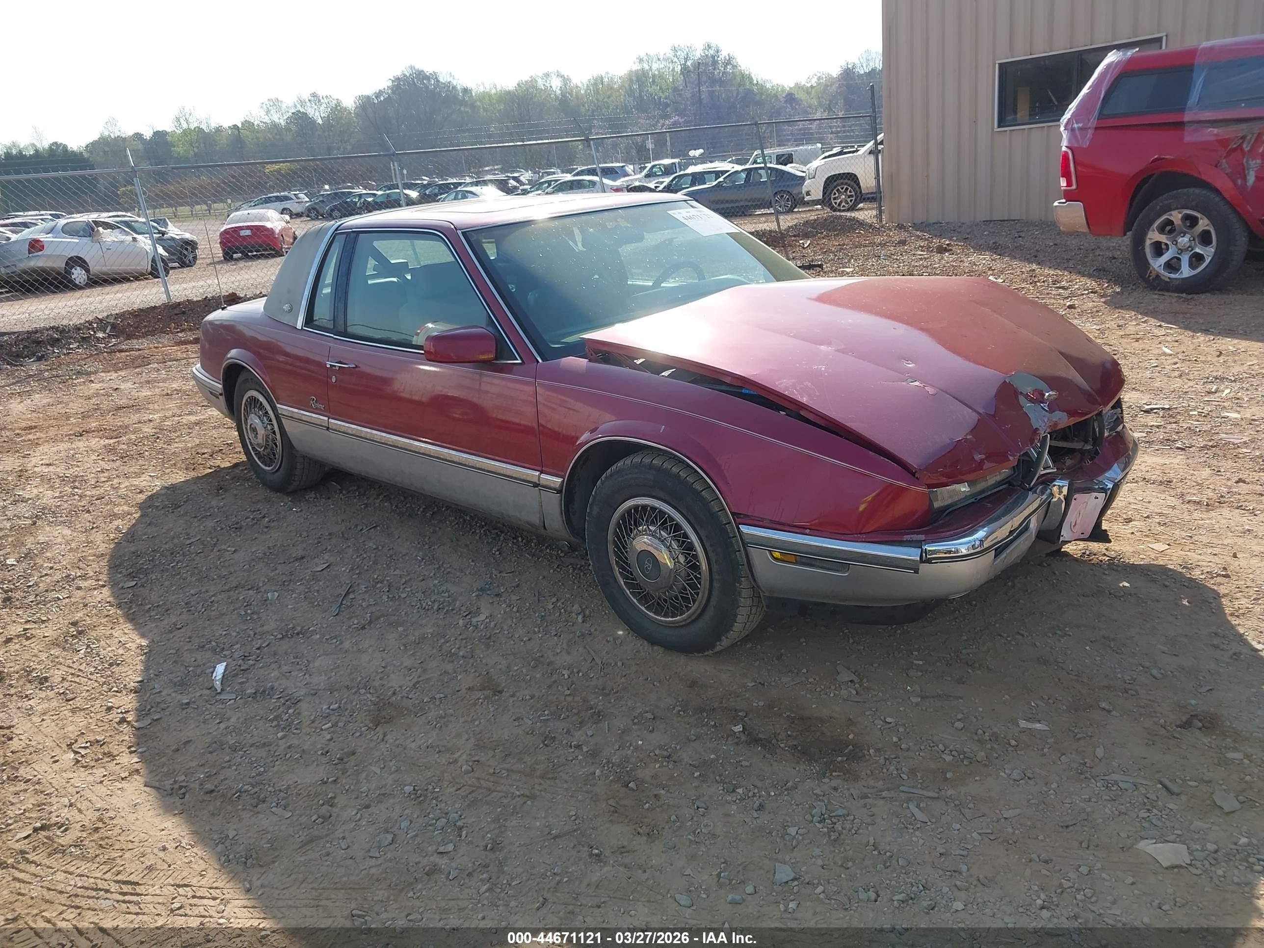 1992 Buick Riviera, VIN 1G4EZ13L4NU403532 — Перед