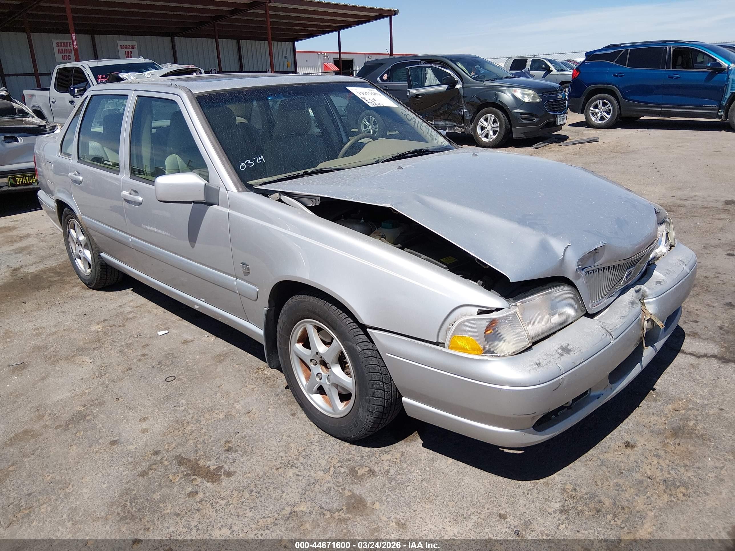 2000 Volvo S70, VIN YV1LS61J3Y2645205 — Перед