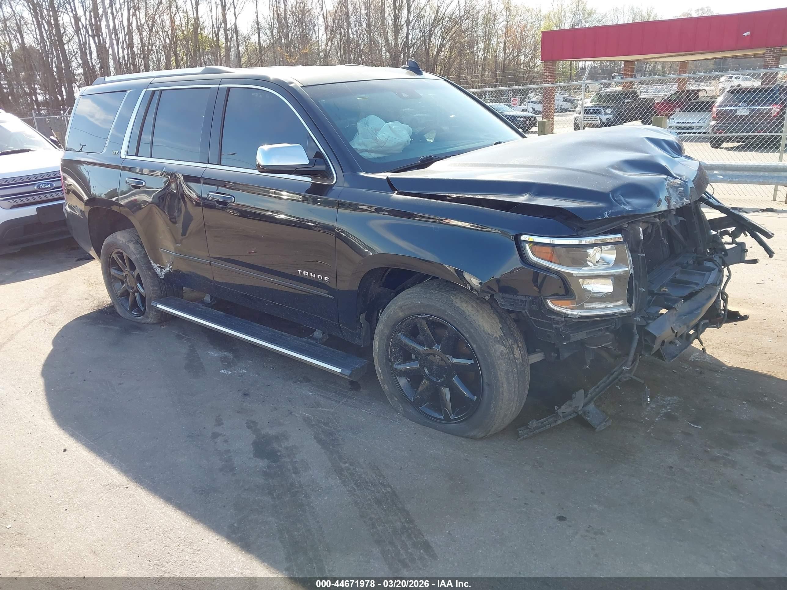2016 Chevrolet Tahoe LTZ, VIN 1GNSCCKC5GR156458 — Перед