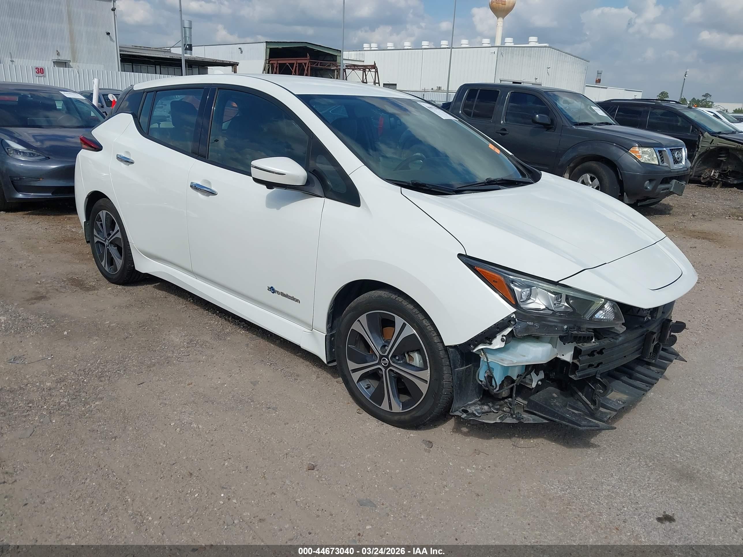 2018 Nissan LEAF S, VIN 1N4AZ1CP3JC301148 — Перед