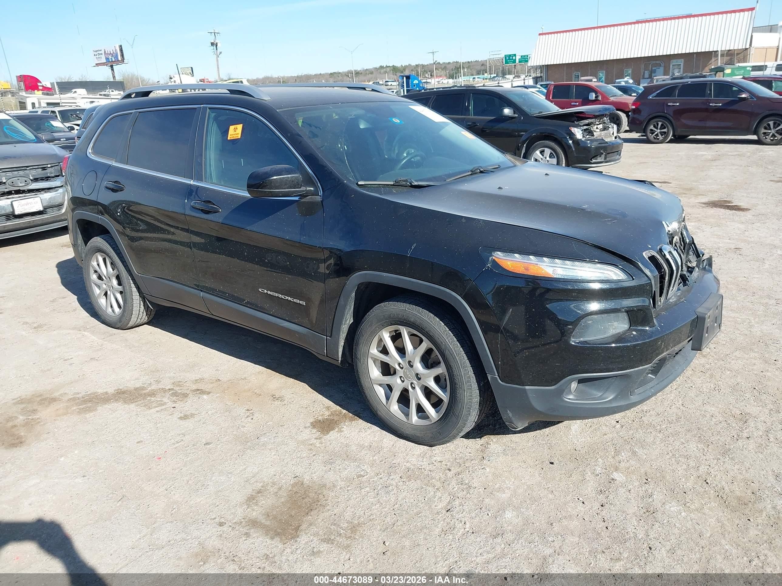 2018 Jeep Cherokee Latitude Plus, VIN 1C4PJLLB7JD503433 — Front end