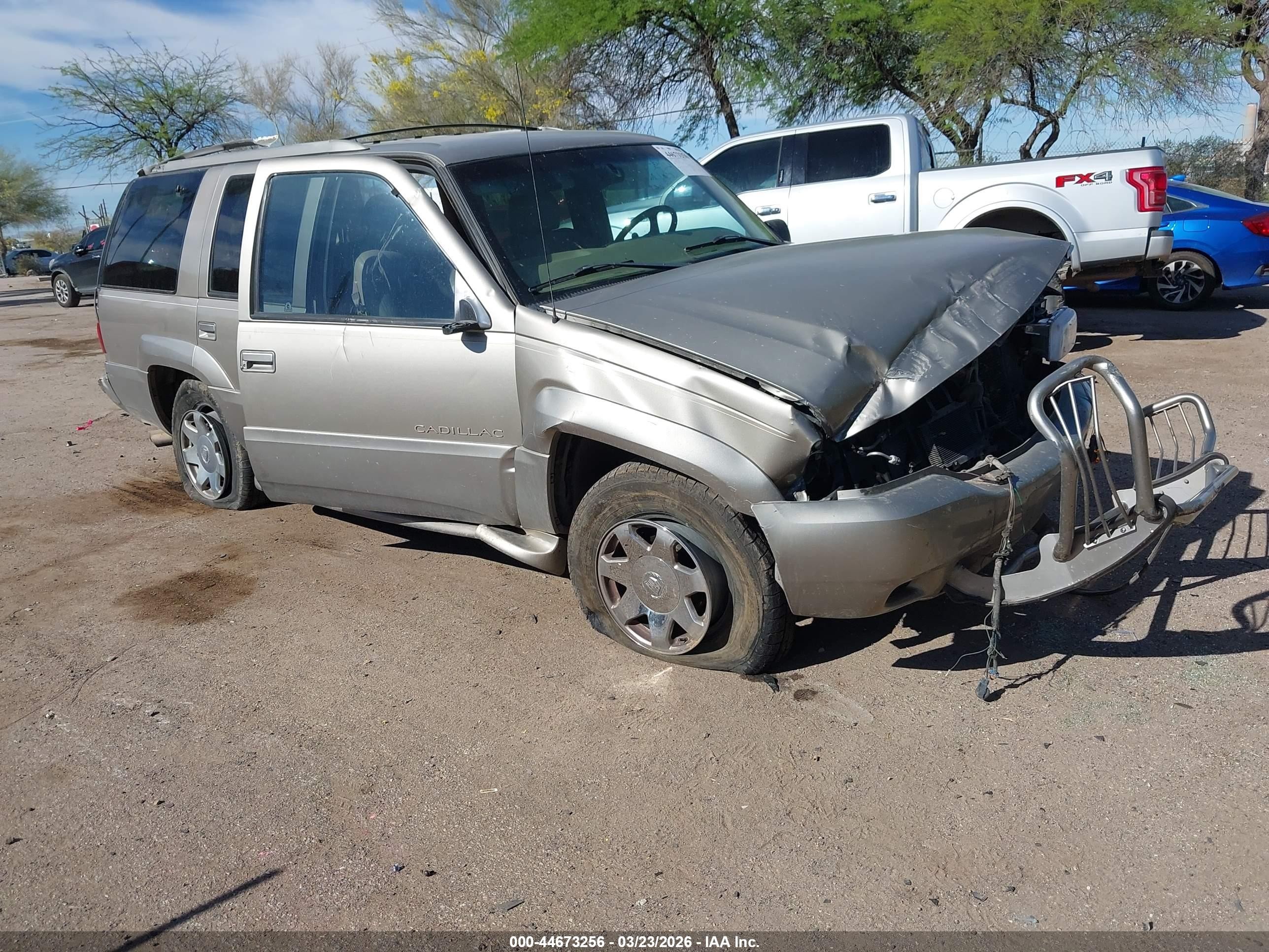 1999 Cadillac Escalade, VIN 1GYEK13R3XR414714 — Front end