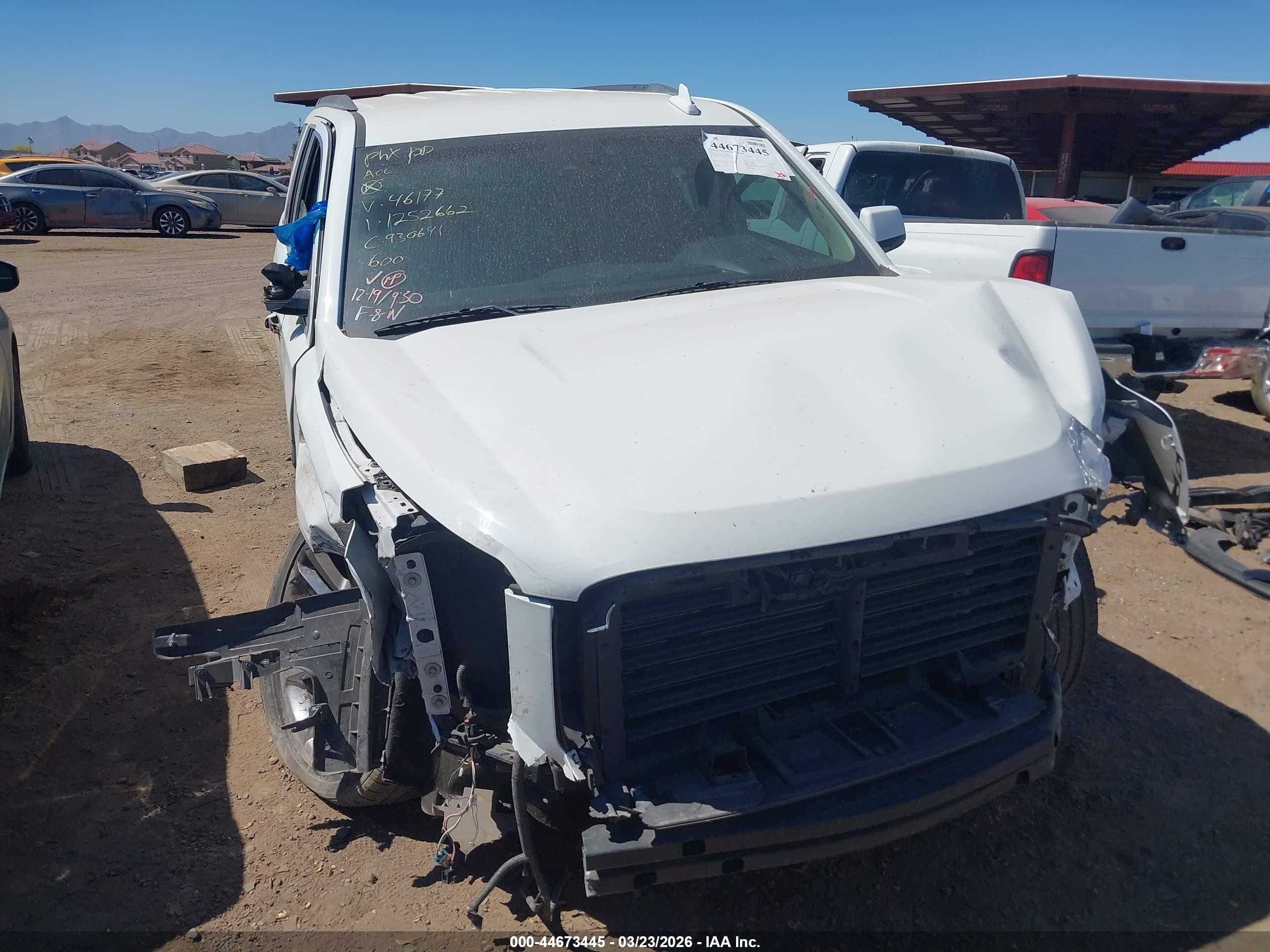 2017 GMC Yukon SLT, VIN 1GKS2BKC5HR406177 — Front end