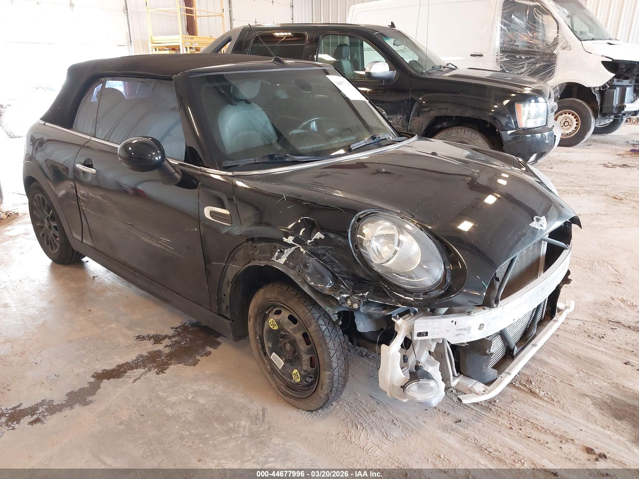 2016 MINI Convertible, VIN WMWWG5C55G3C19250 — Перед