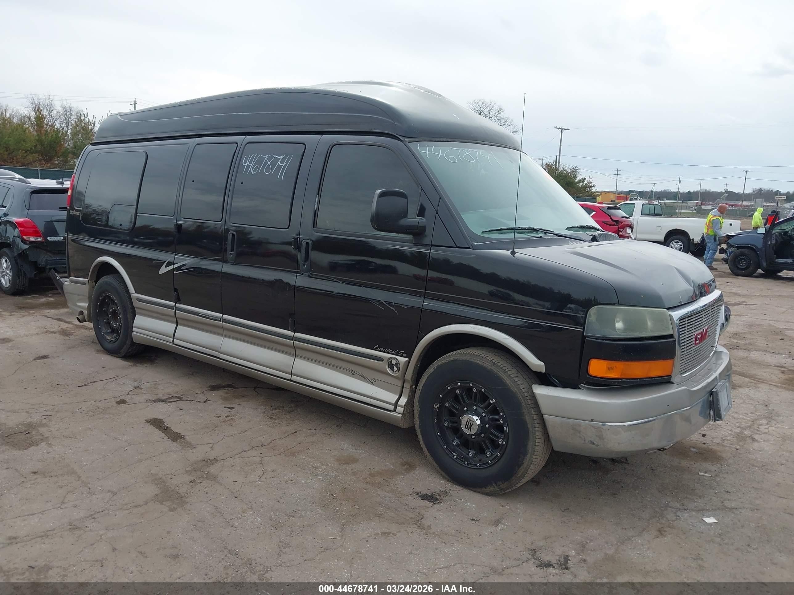2005 GMC Savana, VIN 1GDGG29U751263076 — Front end