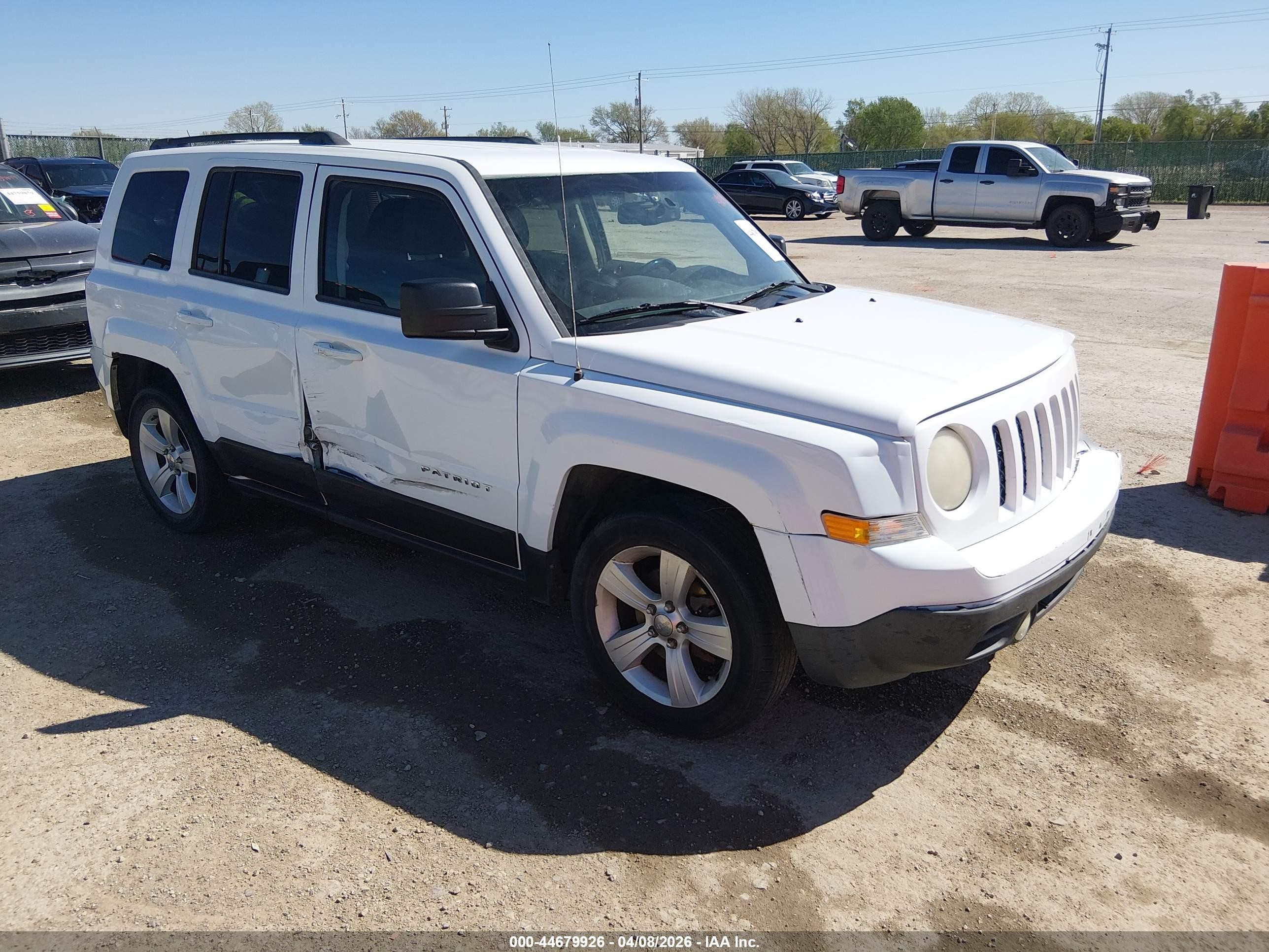 2014 Jeep Patriot Latitude, VIN 1C4NJPFA7ED617925 — Front end