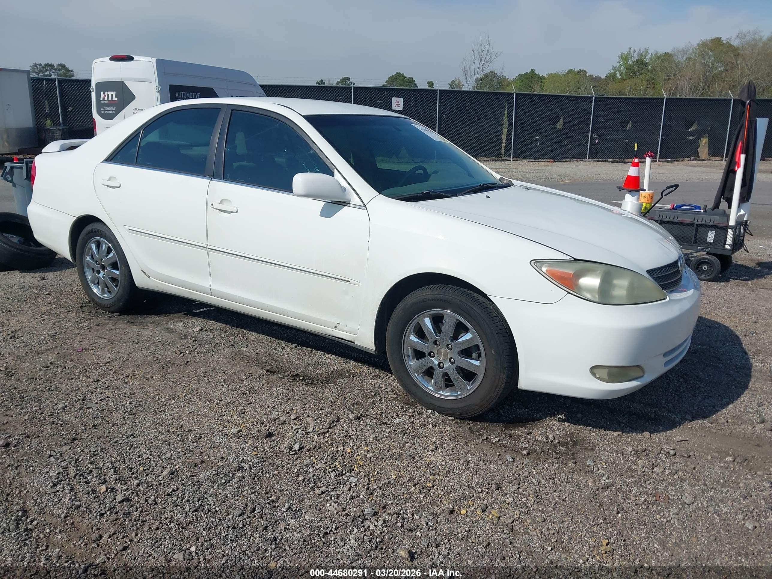 2004 Toyota Camry LE, VIN 4T1BE32K64U377596 — Front end