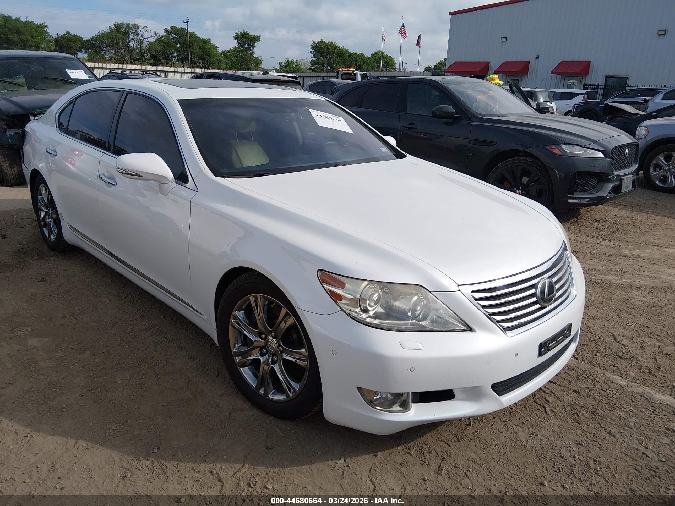 2010 Lexus LS 460 L, VIN JTHDL1EF9A5002103 — Зад
