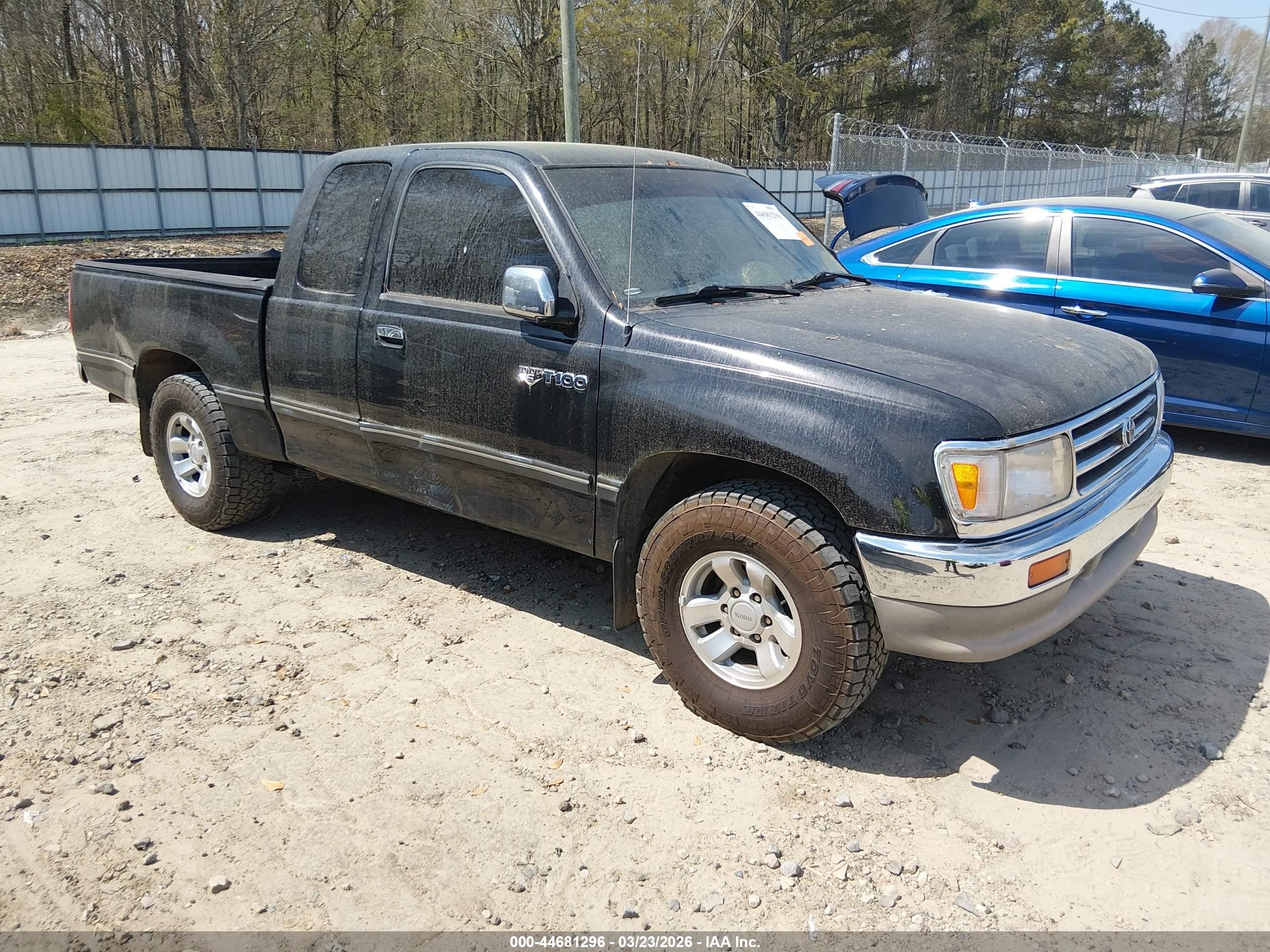 1998 Toyota T100 DX, VIN JT4TN12D2W0039573 — Side