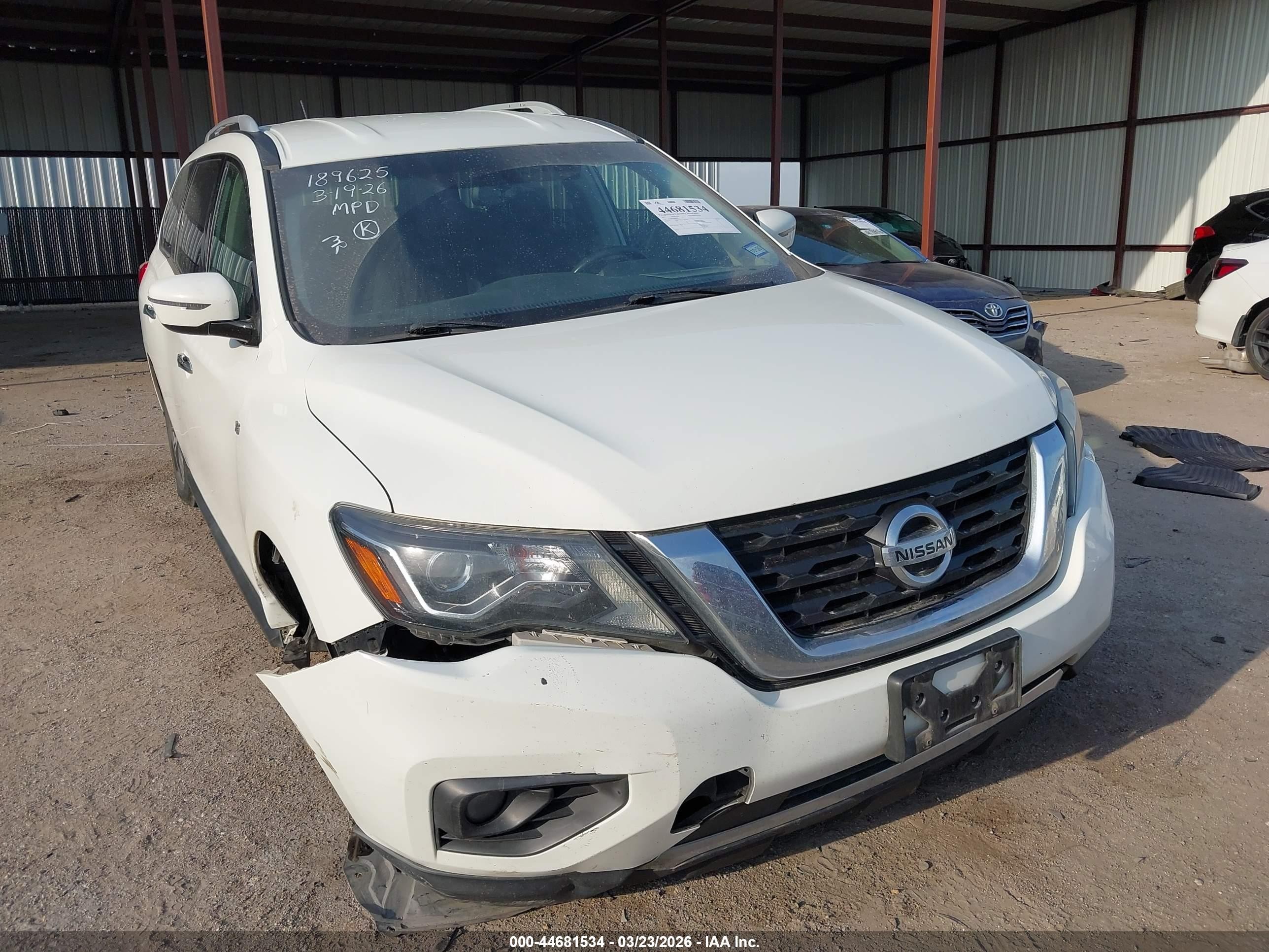 2017 Nissan Pathfinder S, VIN 5N1DR2MN2HC647904 — Перед