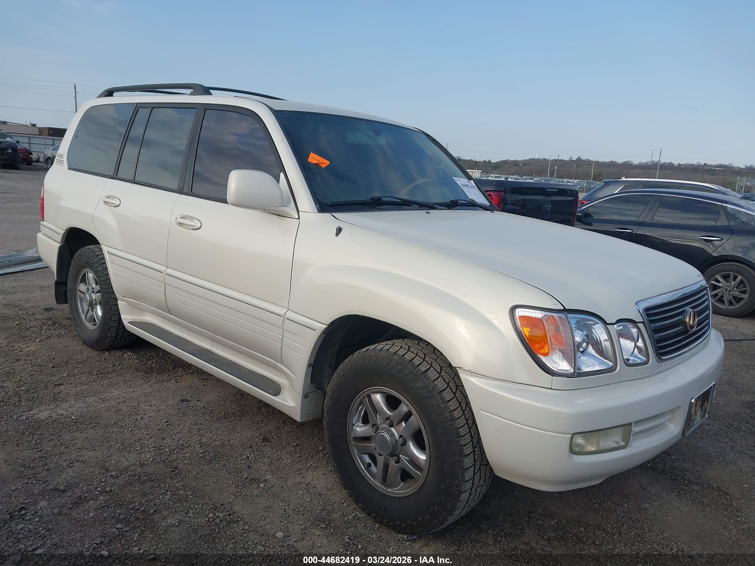 2000 Lexus LX 470, VIN JT6HT00W1Y0094990 — Side