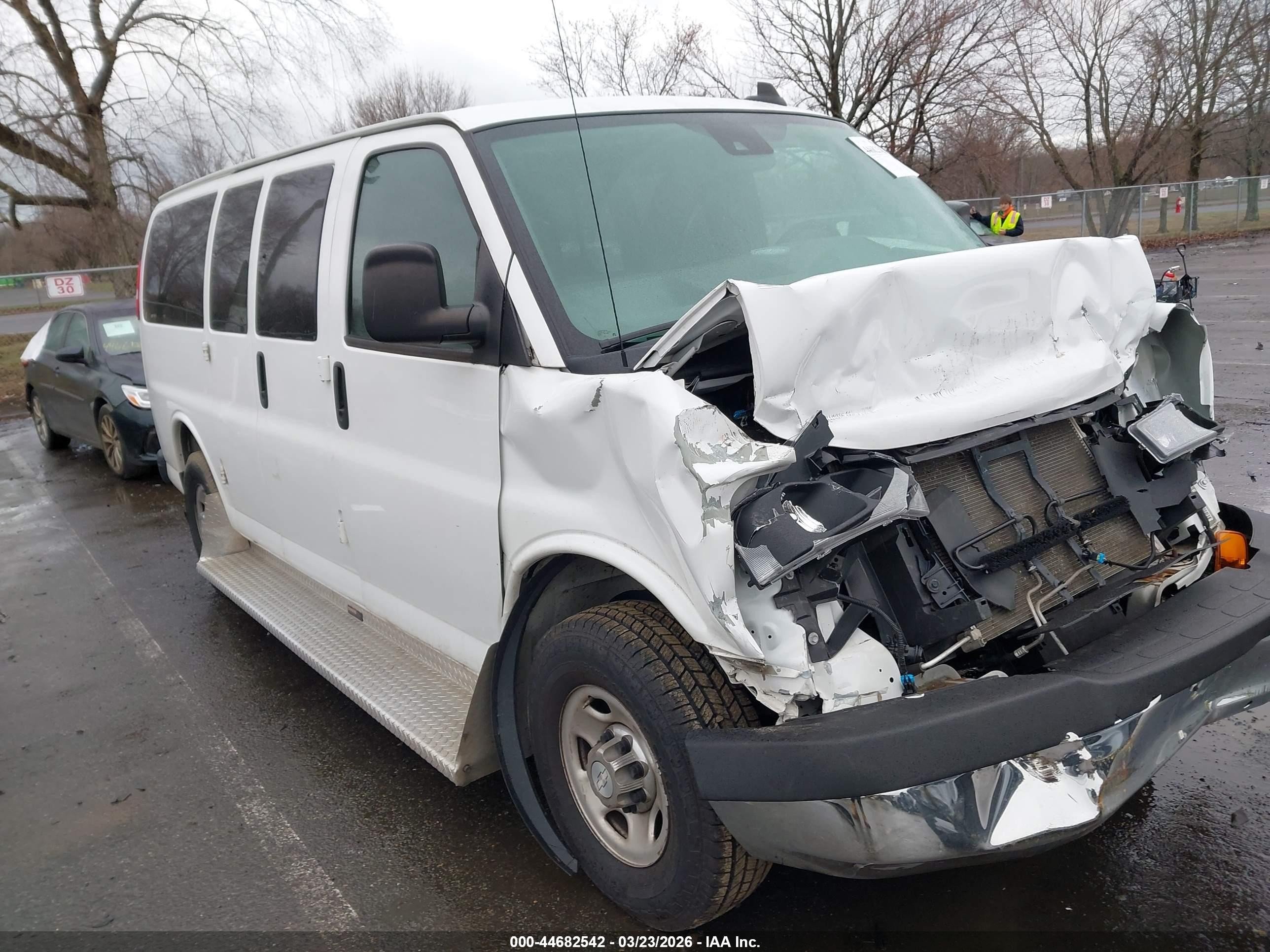 2020 Chevrolet Express Passenger LT, VIN 1GAWGFFG3L1144937 — Front end