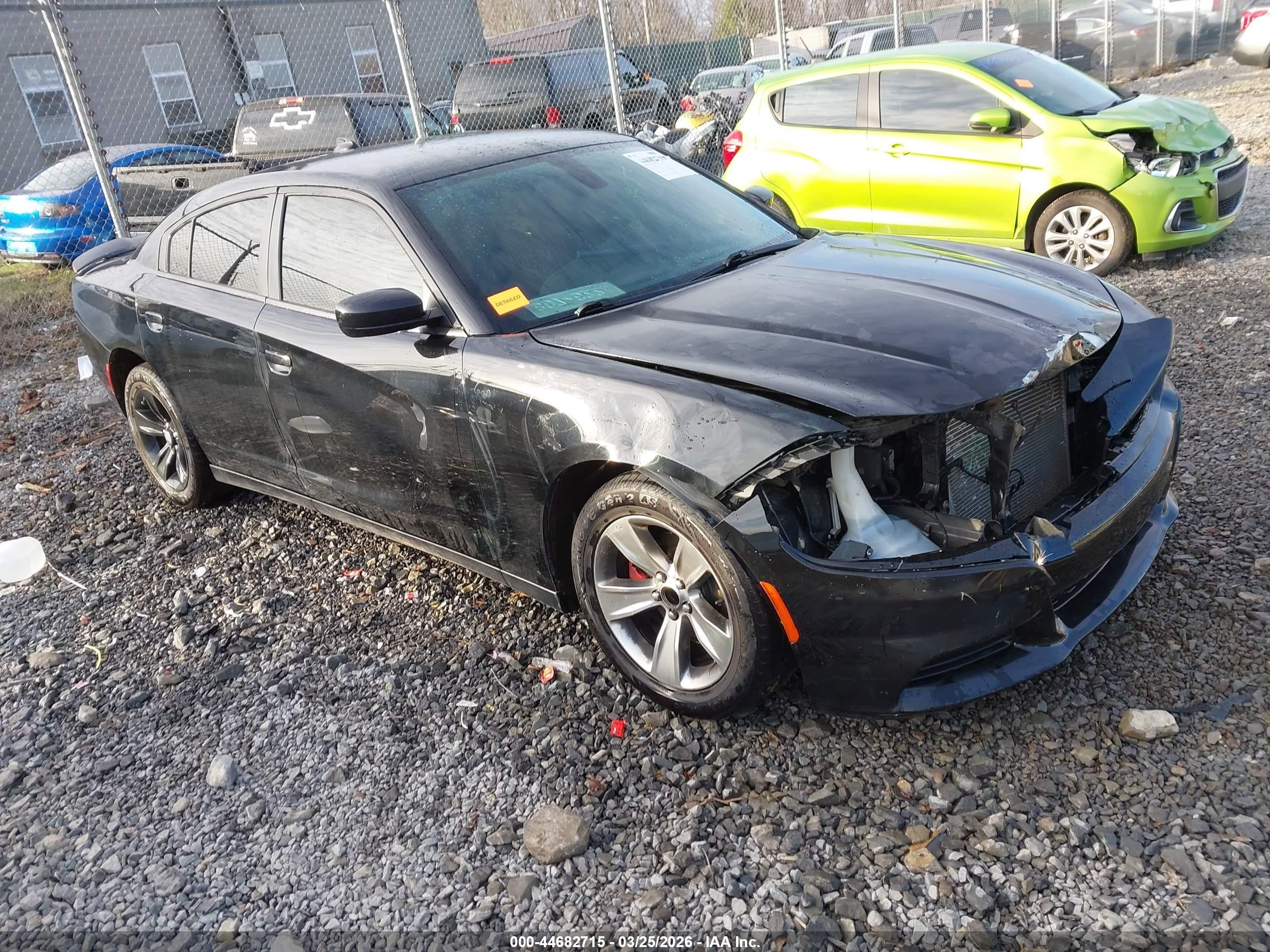 2015 Dodge Charger SXT, VIN 2C3CDXHG4FH824703 — Front end