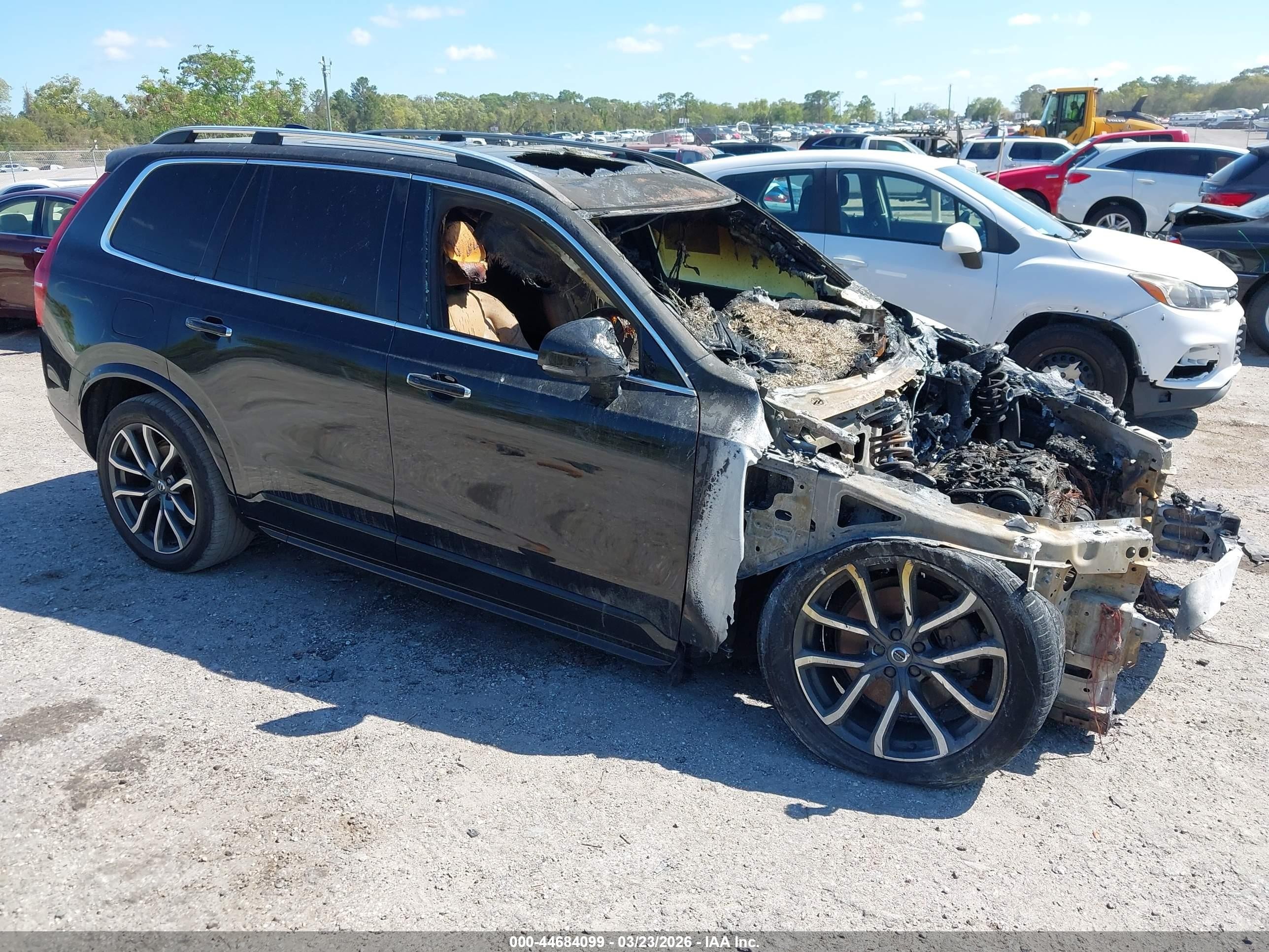 2016 Volvo XC90 T6 Momentum, VIN YV4A22PK8G1045075 — Engine fire