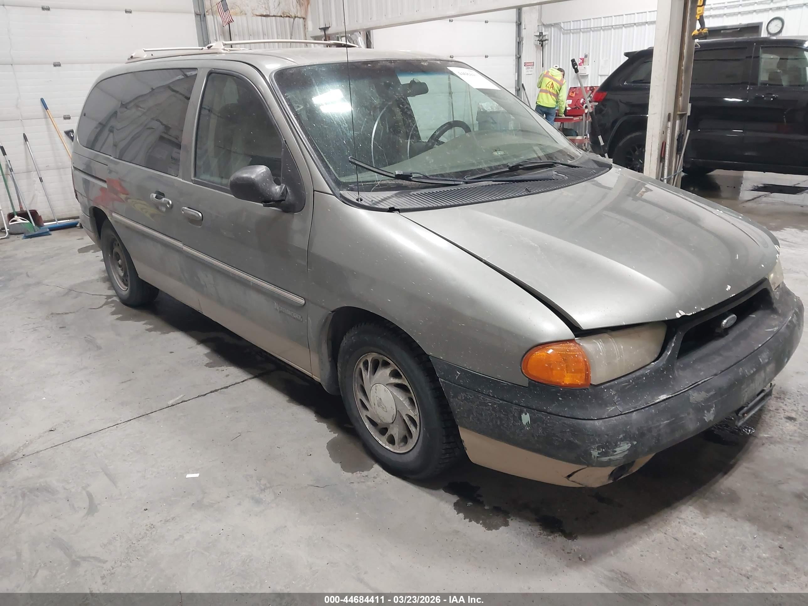 1998 Ford Windstar LX, VIN 2FMZA5142WBC94376 — Front end