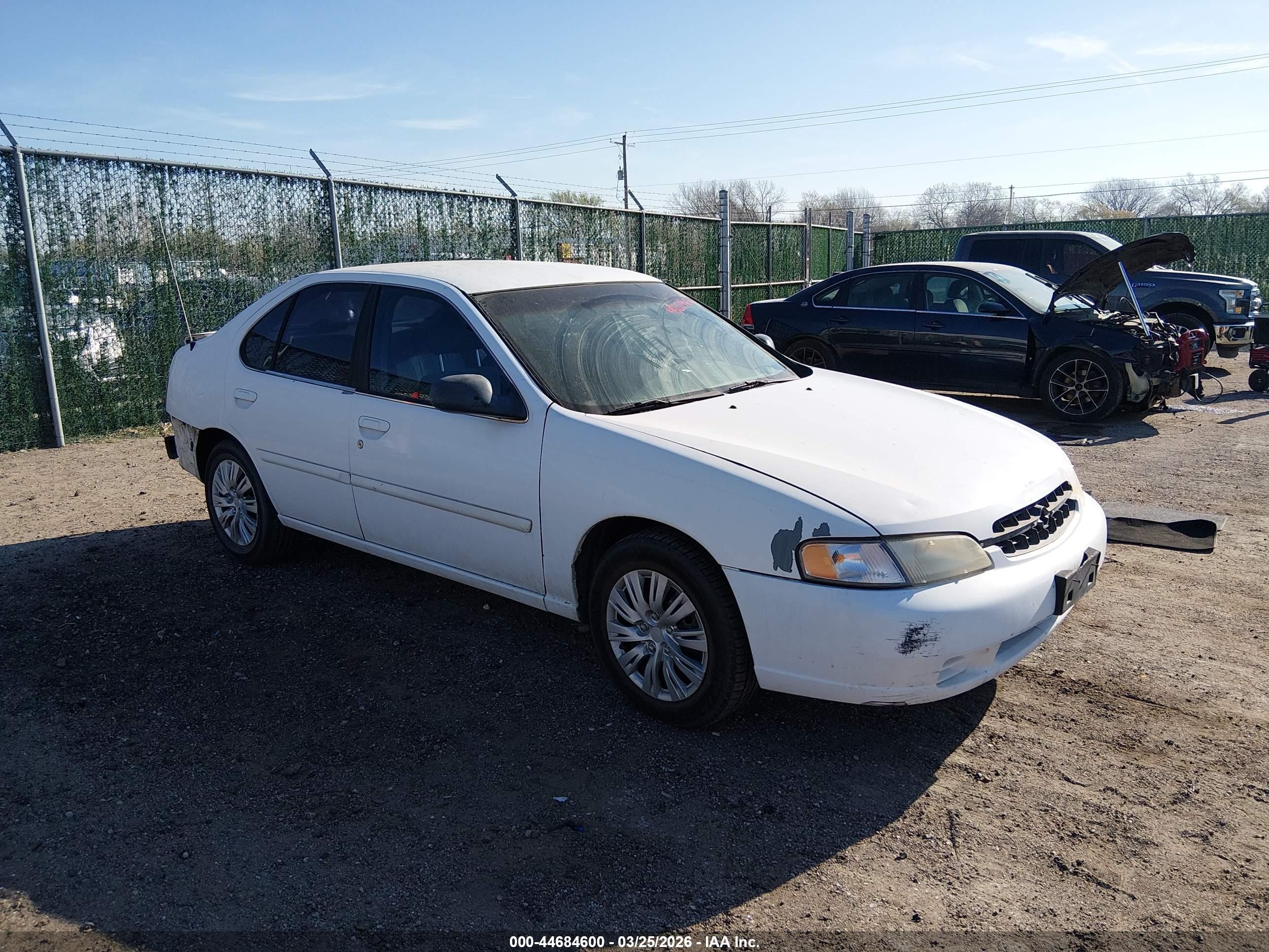 1999 Nissan Altima XE, VIN 1N4DL01D6XC220896 — Rear end