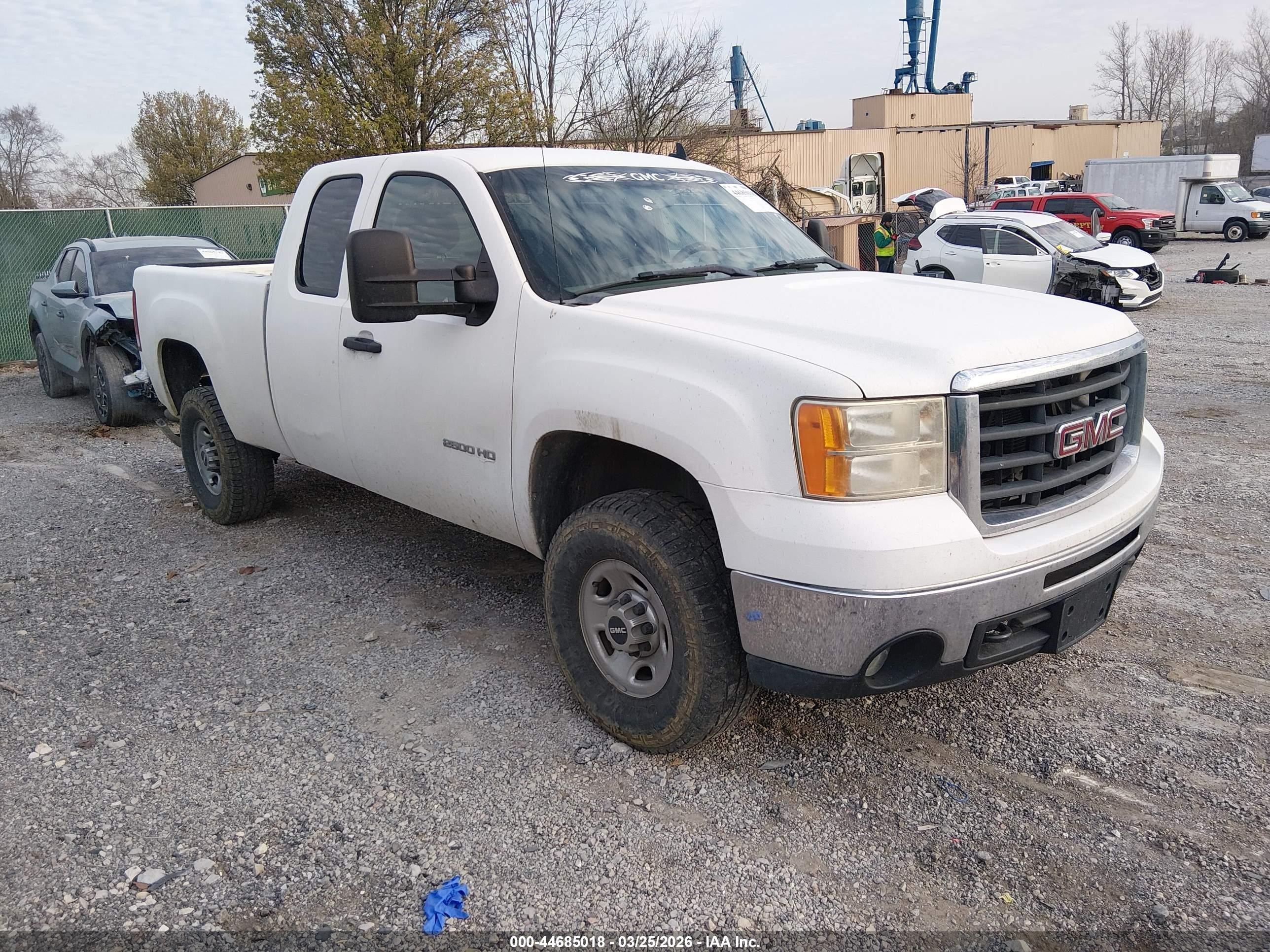 2010 GMC Sierra 2500HD, VIN 1GT5KZBG1AZ185848 — Rear end