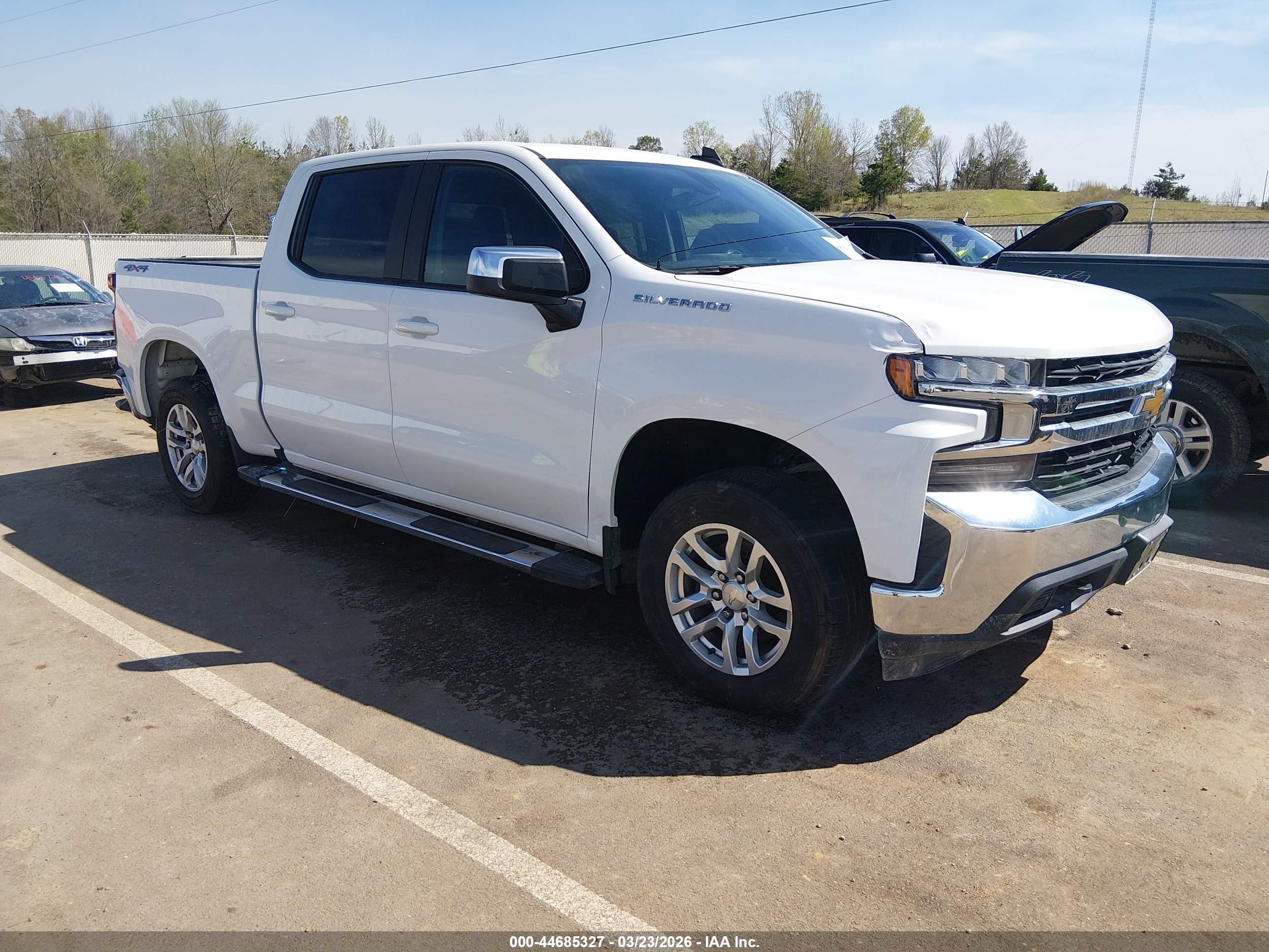 2020 Chevrolet Silverado 1500 LT, VIN 3GCUYDED1LG259593 — Front end