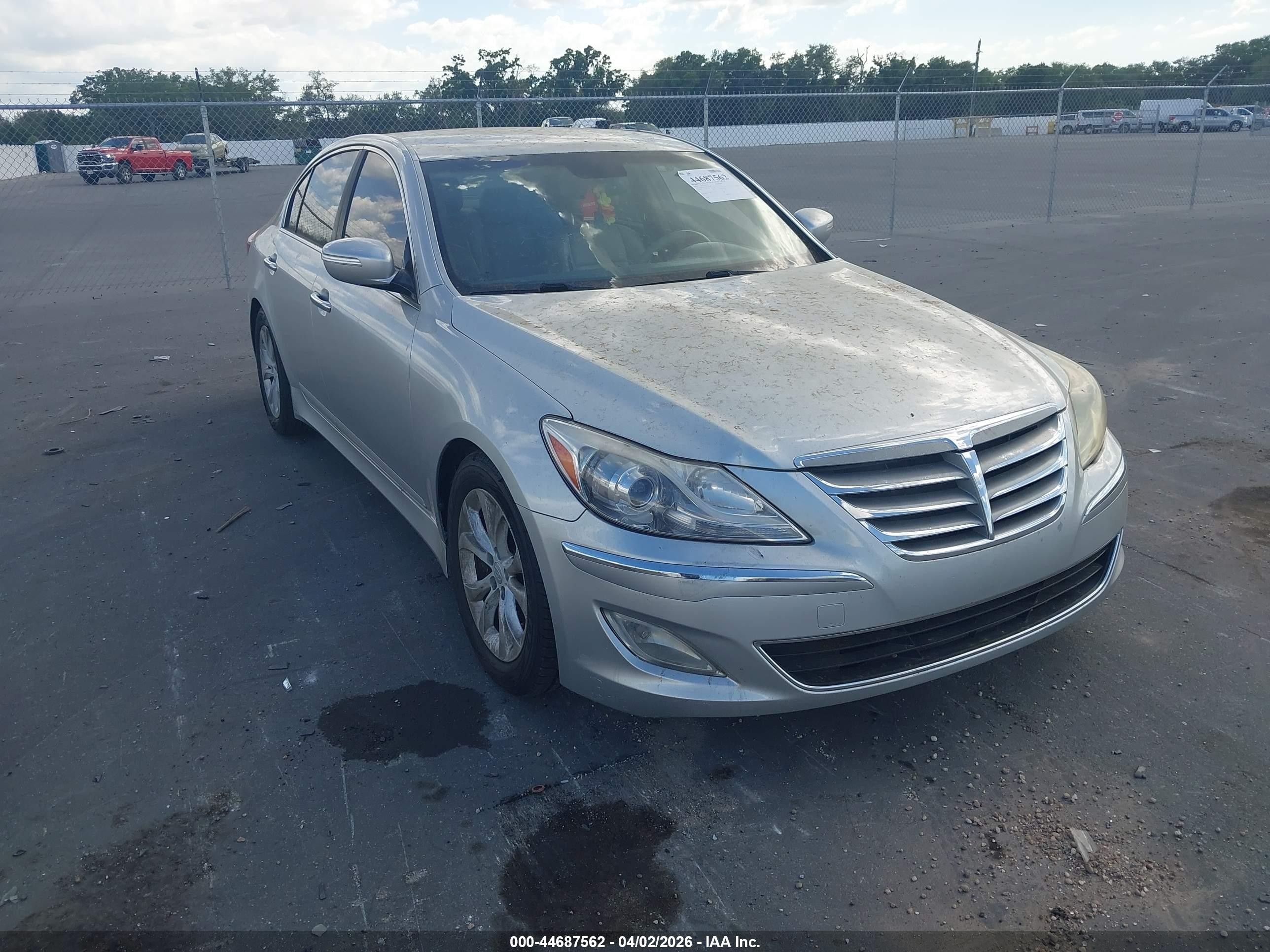 2013 Hyundai Genesis 3.8L, VIN KMHGC4DD2DU226190 — Перед