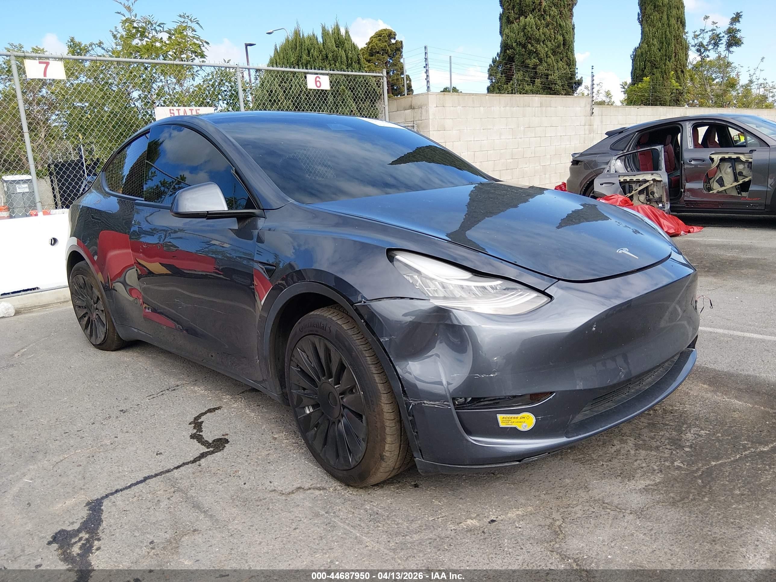 2021 Tesla Model Y Long Range, VIN 5YJYGDEE2MF282109 — Side