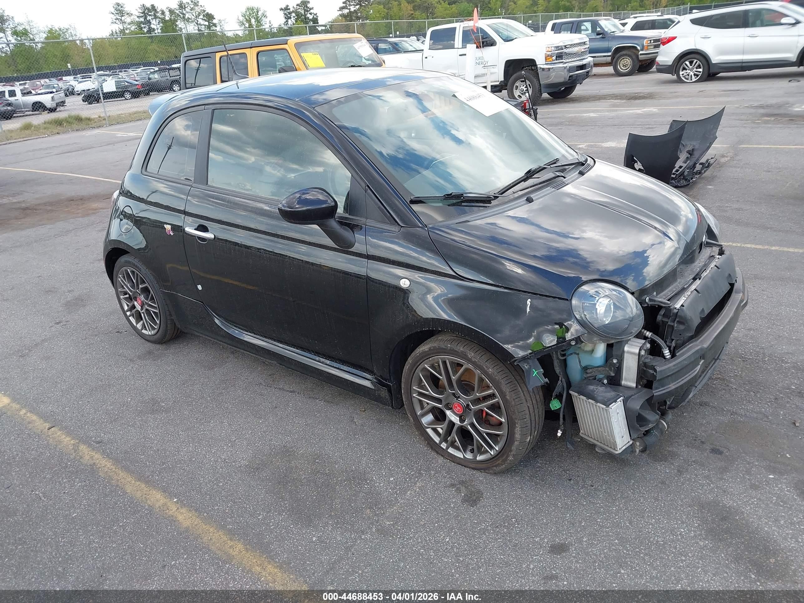 2017 FIAT 500 Abarth, VIN 3C3CFFFH8HT682544 — Front end