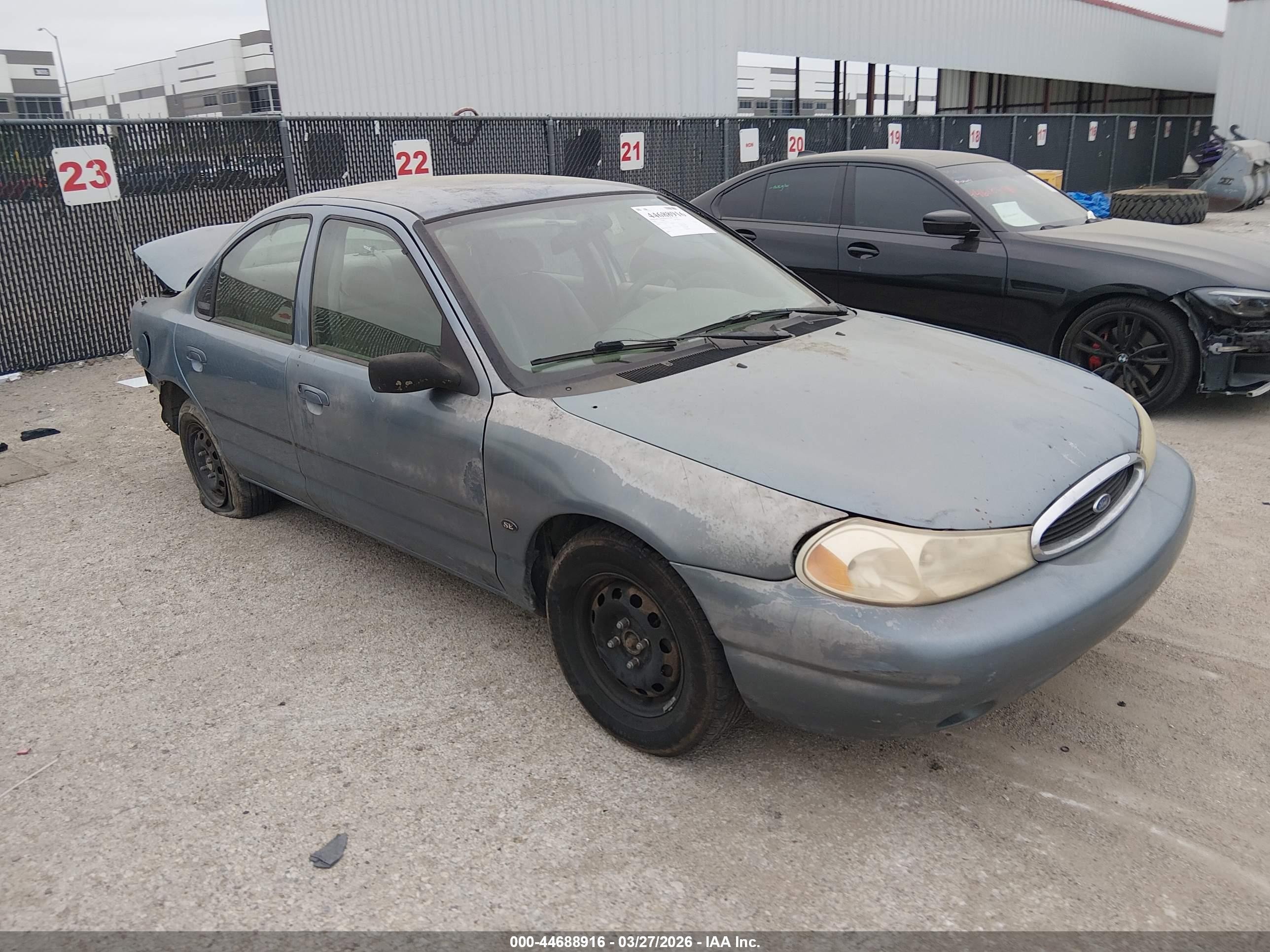 2000 Ford Contour SE Fleet, VIN 3FAFP66L7YM113016 — Front end