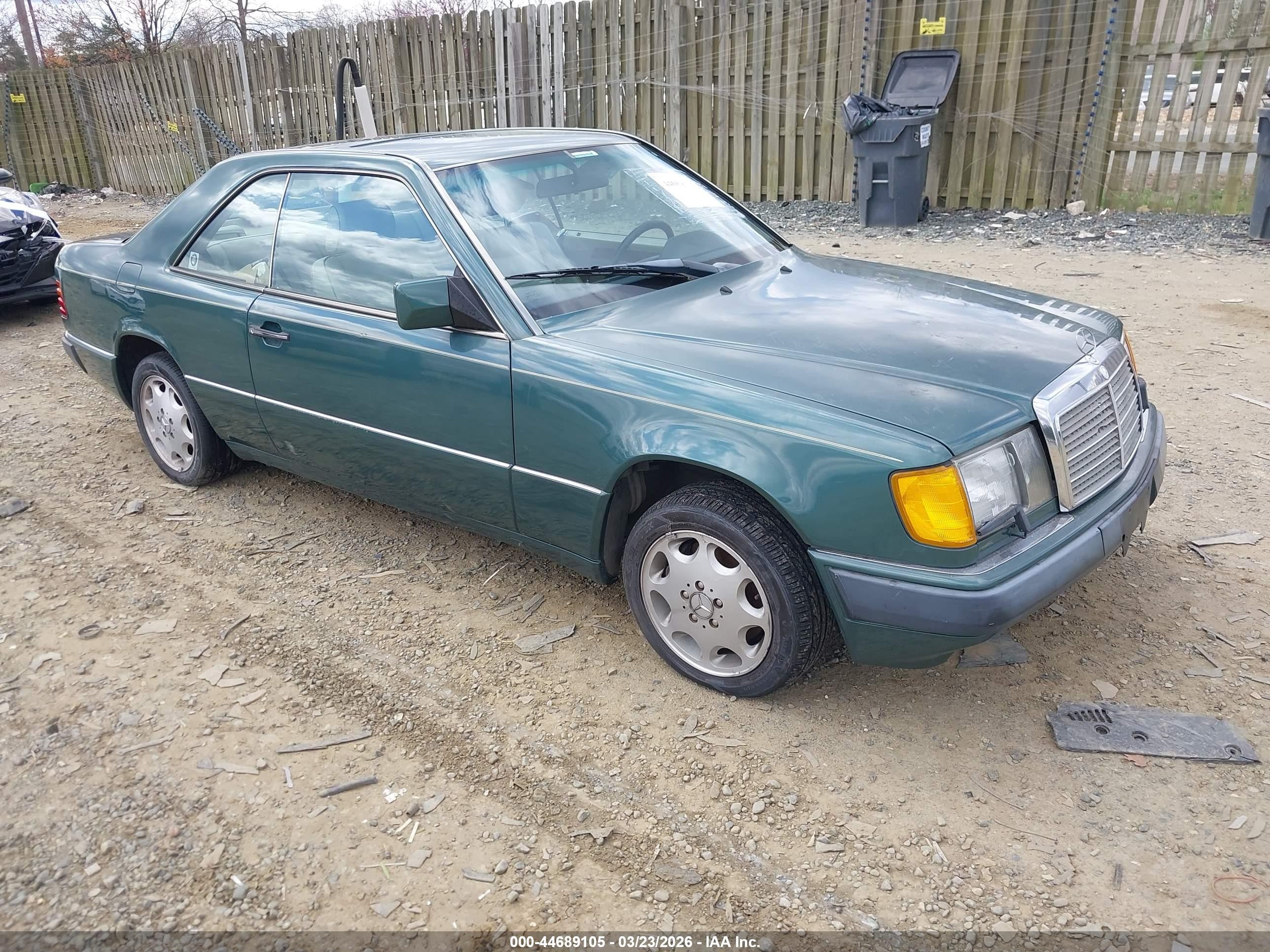 1992 Mercedes-Benz 300, VIN WDBEA51E0NB596148 — Front end